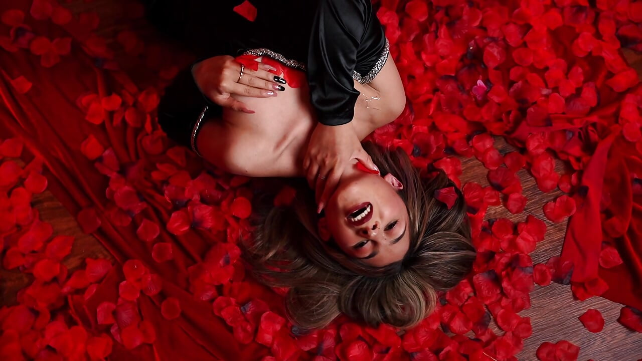 Just a Little Peek 😏 - відео від вебкаммоделі SaraRoads