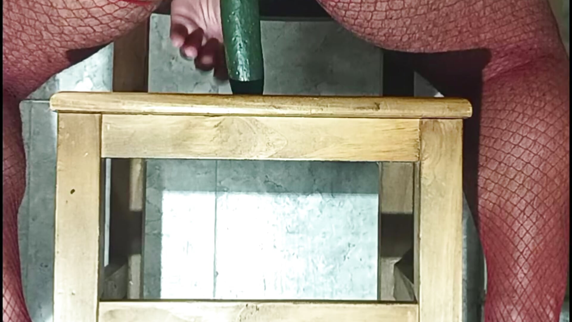 Gozando con un pepino - amigos-bisex 캠 모델의 동영상