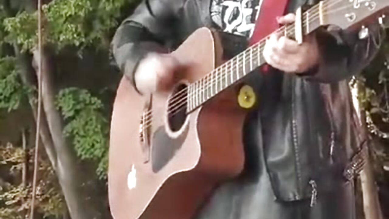 I play guitar and sing - video av KoryFarmak cam-modell