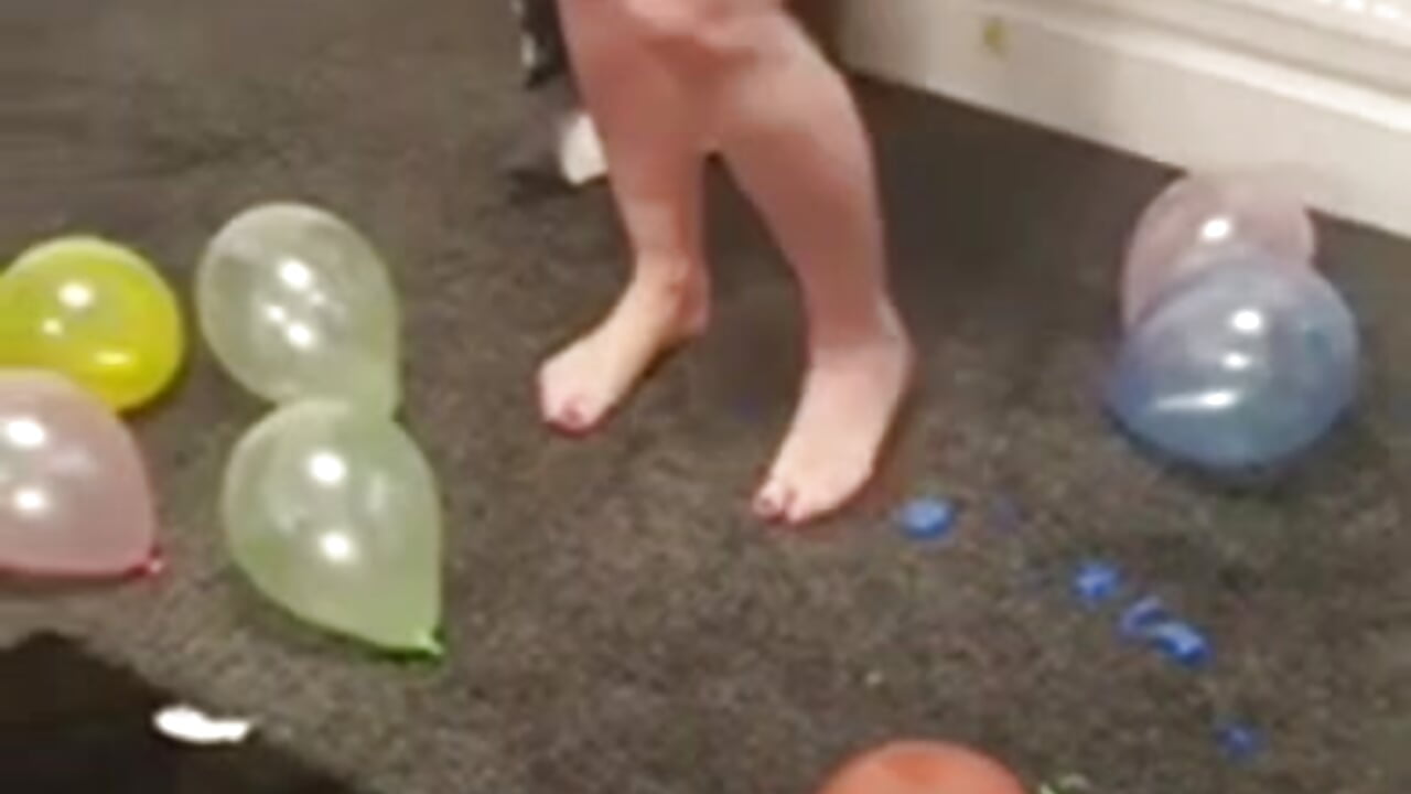 Popping balloons with feet and ass - BustySwingingSlut 캠 모델의 동영상