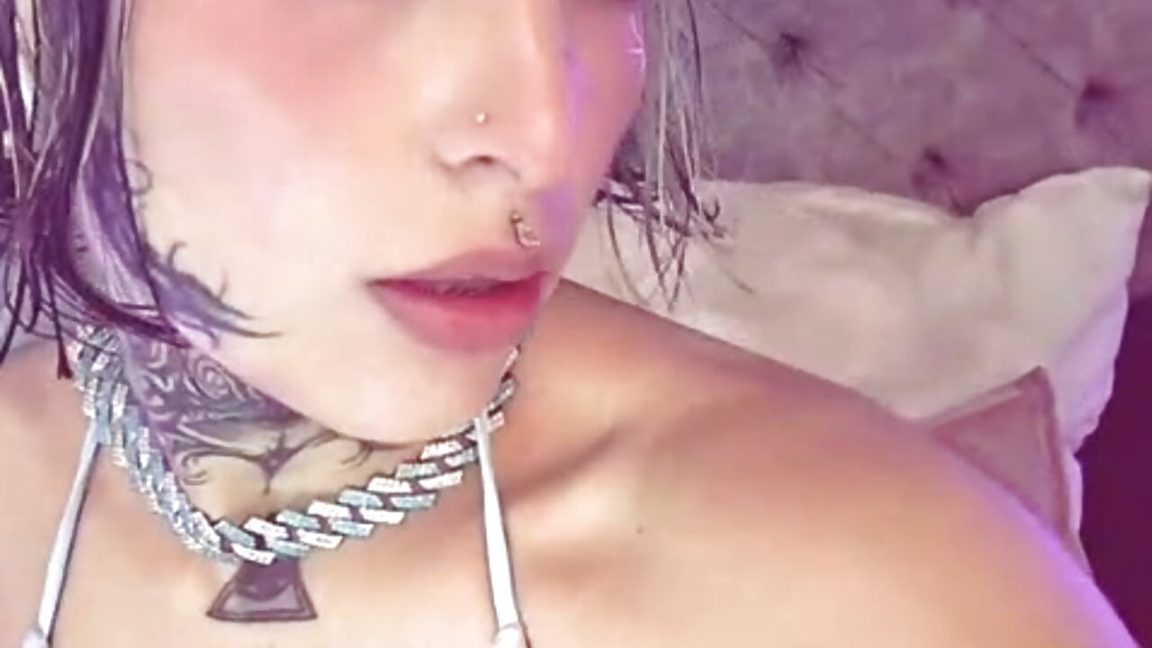 Good evening. There is something about your presence that turns silence into desire and distance int – video od webkamerové modelky Gyal_Smith