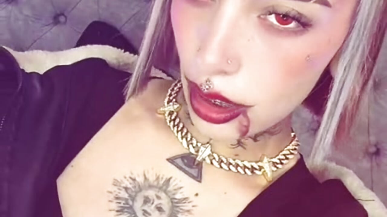 Your vampire is ready to suck everything up. 🧛‍♀️🦇 - Gyal_Smith-এর ভিডিও