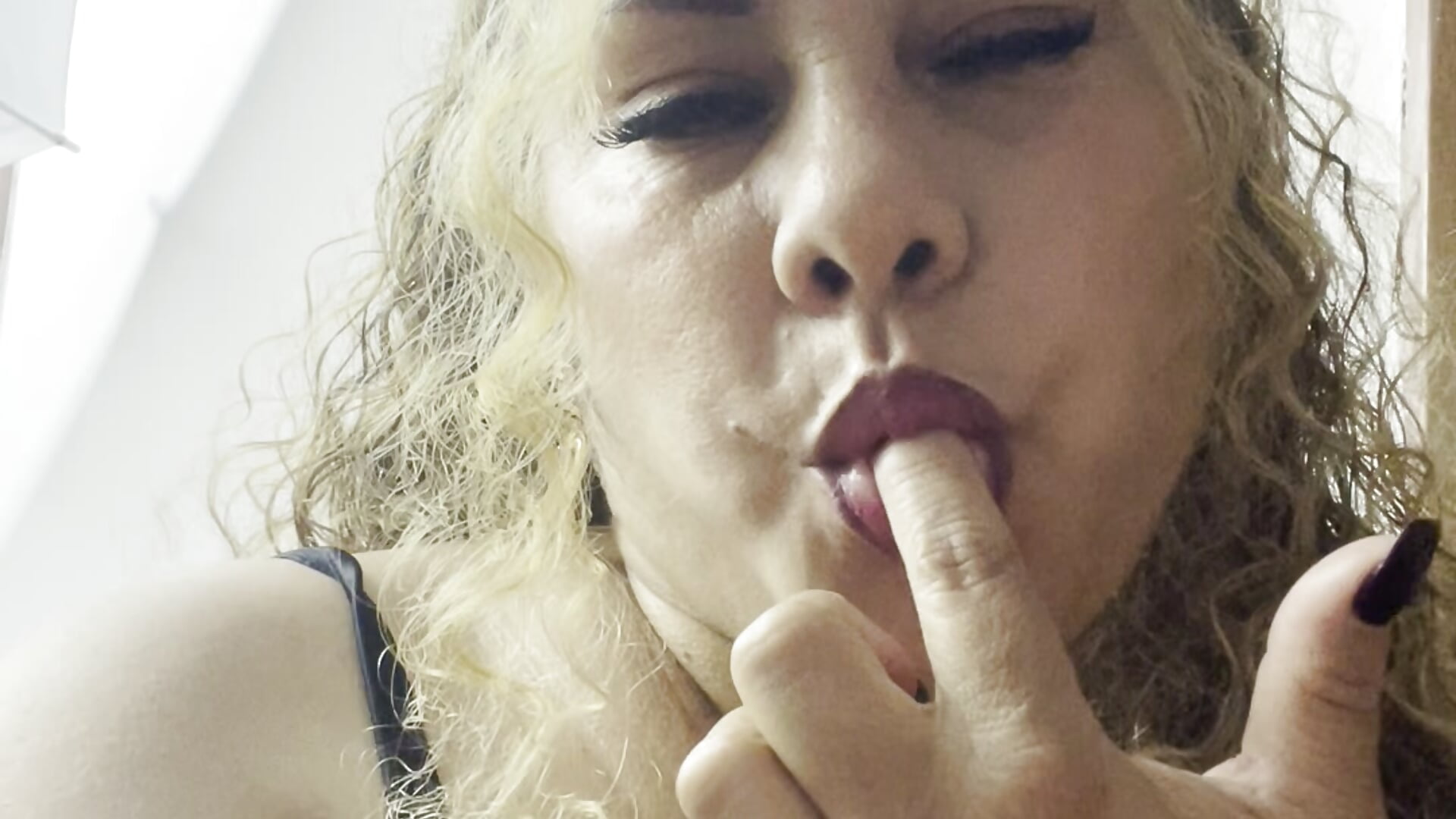 I am here to fulfill your fantasies - video di ViviJones modella di cam
