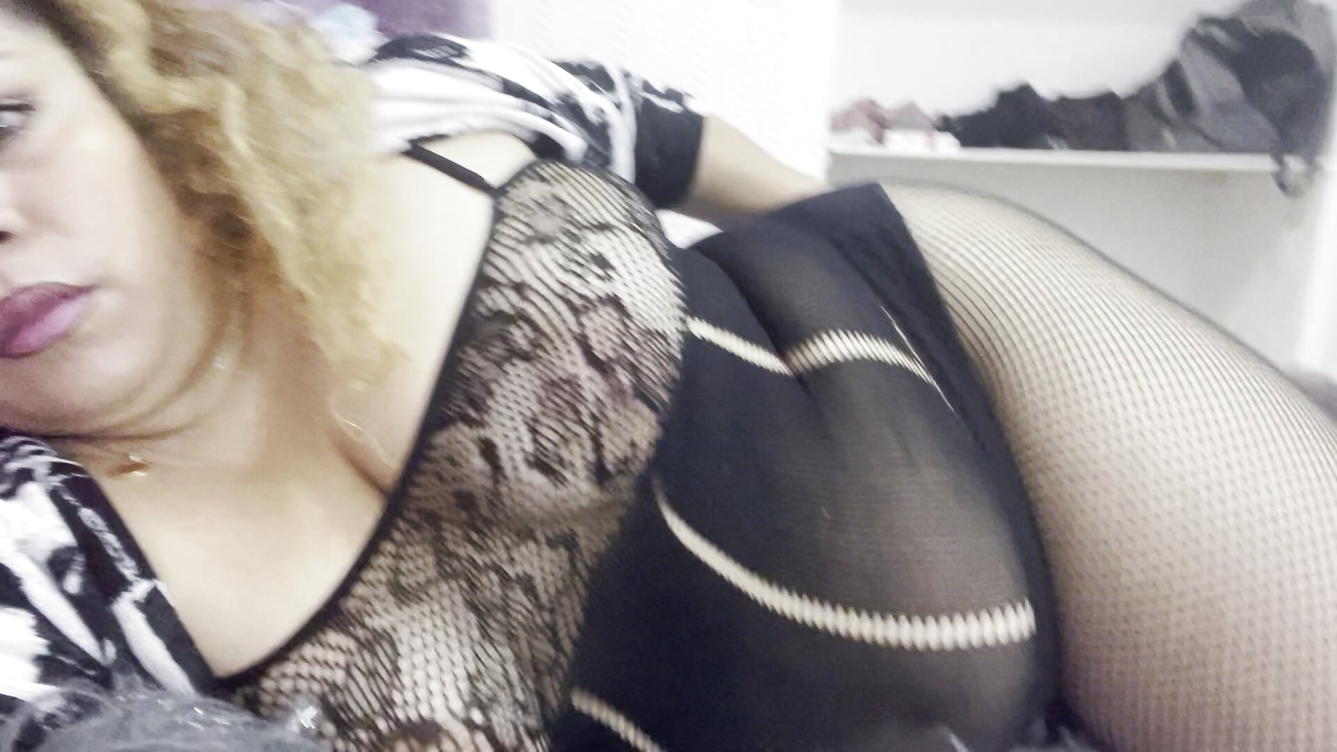 kiss me bad boy - vidéo du modèle de showcams ViviJones