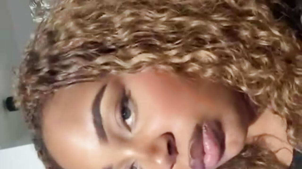 yours xx - в ідео від вебкаммоделі zahiraax