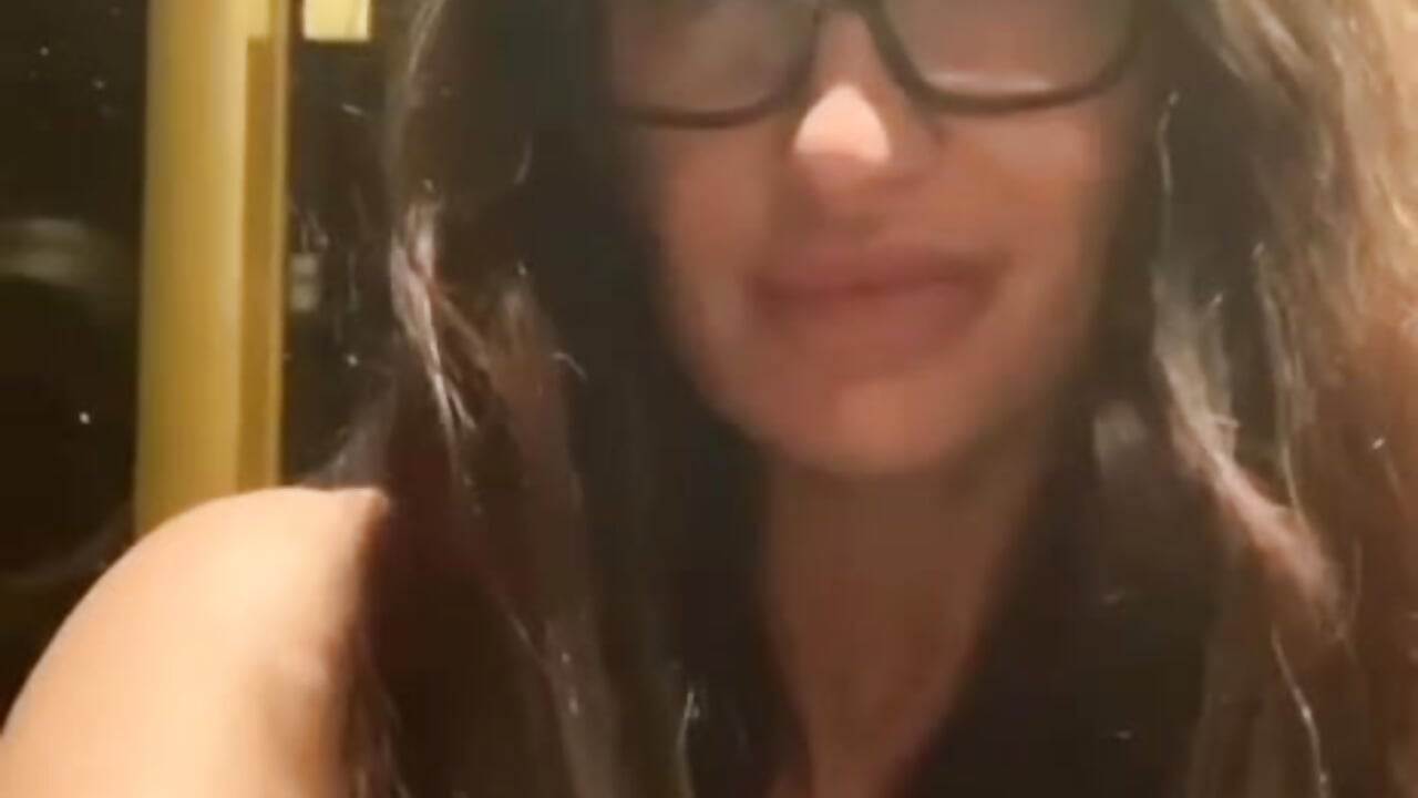 hot milf brunette wearing glasses - video av AngelicaAddams cam-modell