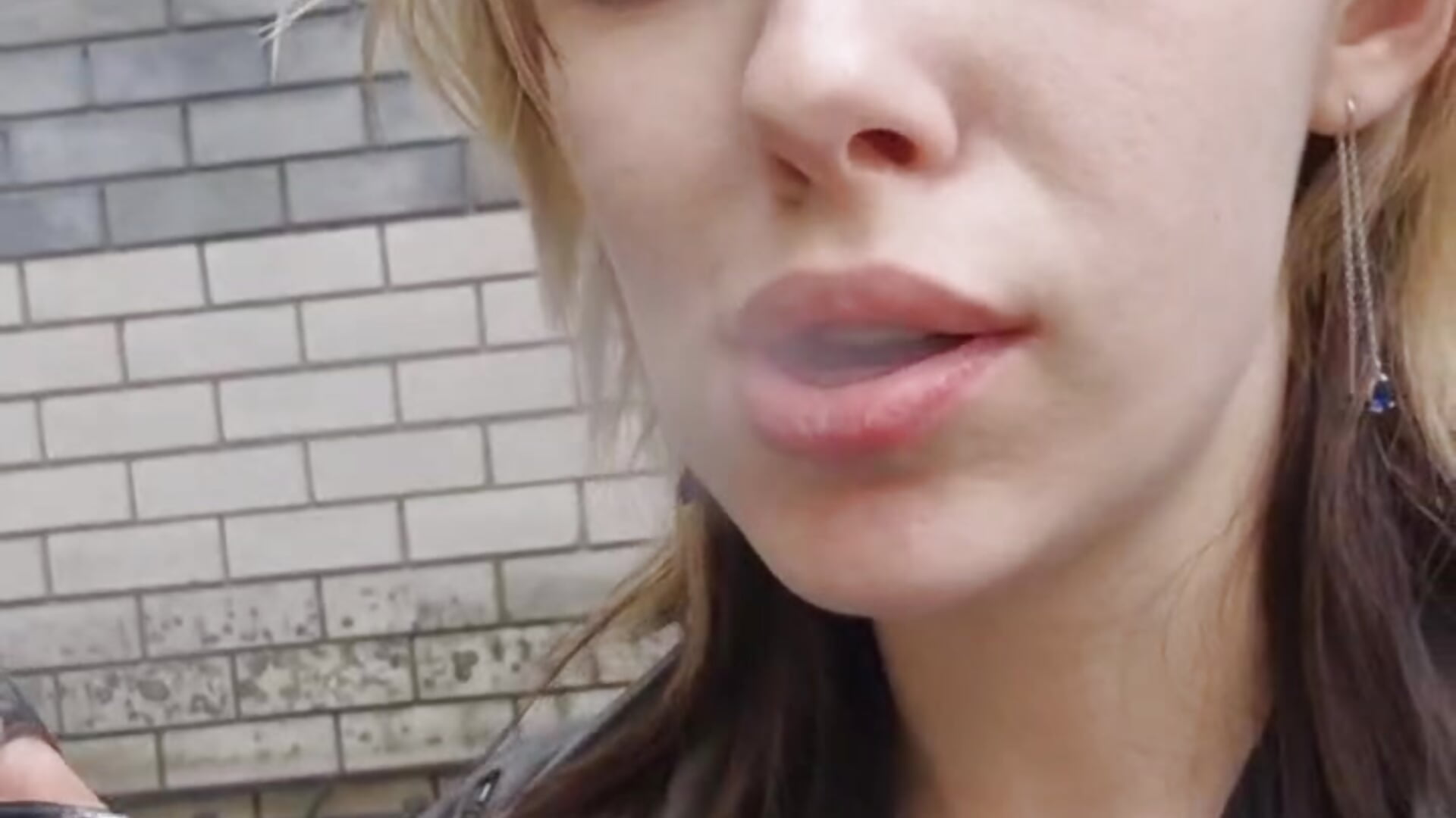 I smoke a real cigarette - MadalynNosel主播的视频