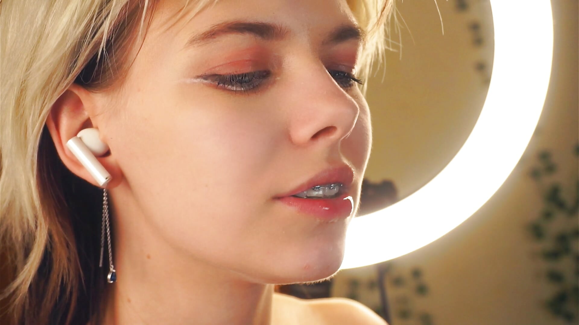 the ice melts gently on my tongue - MadalynNosel主播的视频