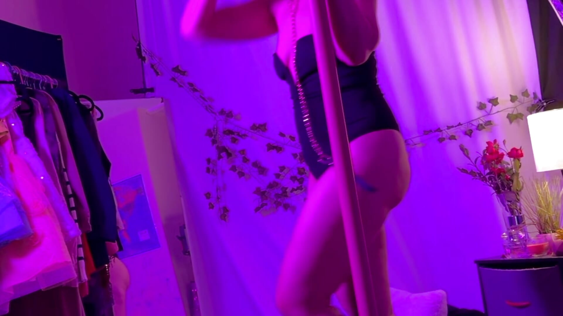 Pole practice - video di exoticp002 modella di cam