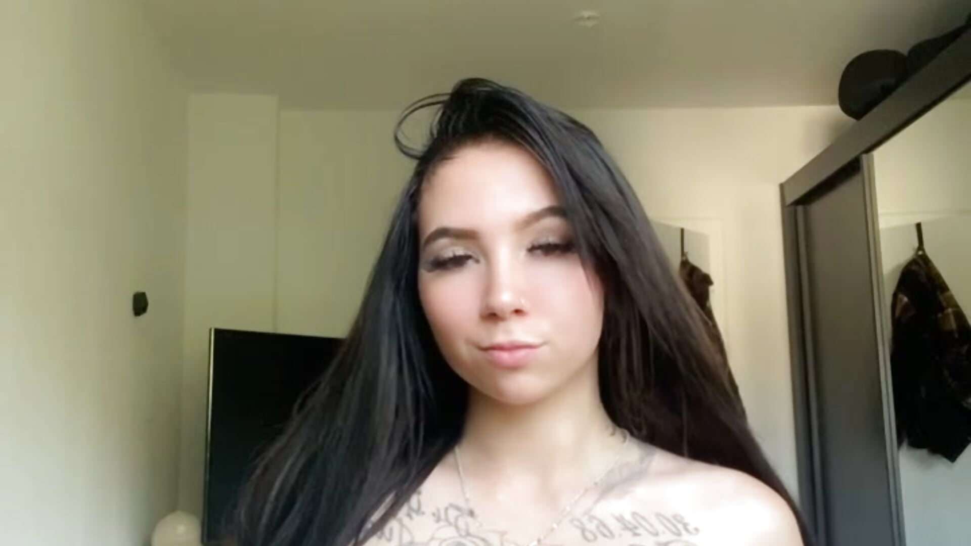 4DC9EB4B-0721-4044-A5BB-E664FC4AC420 – video modela na kameri zoeelinks