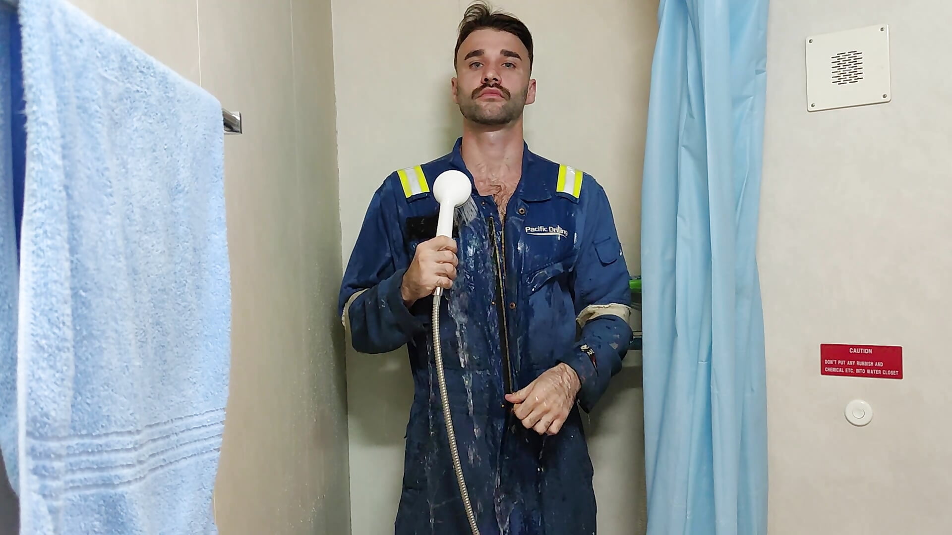 Getting Shower in Uniform ;) - video av DaddySlava cam-modell