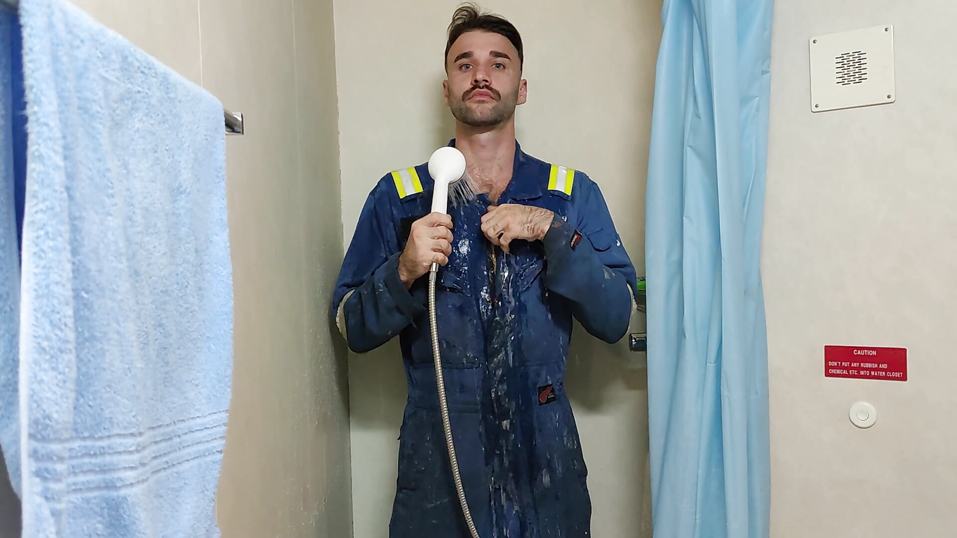 Getting Shower in Uniform ;) - 視頻由 DaddySlava 主播提供