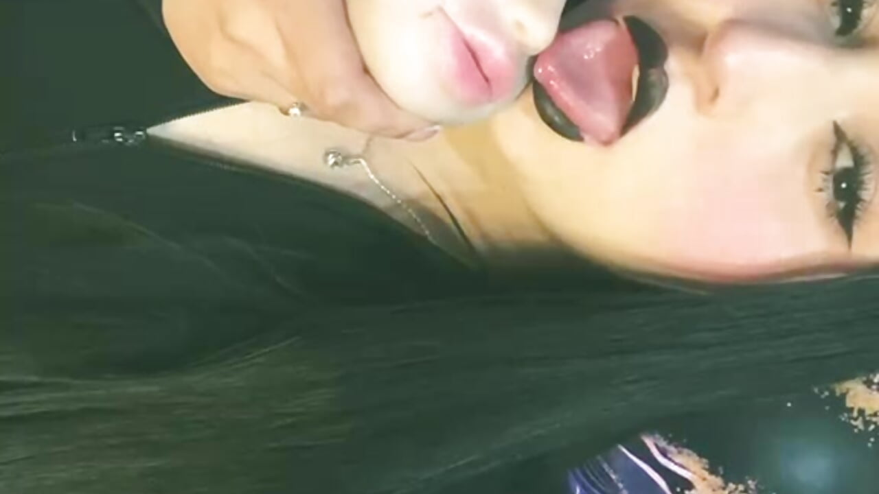 Open ur mouth loser  👅 - video by Madamedaphne_ cam model