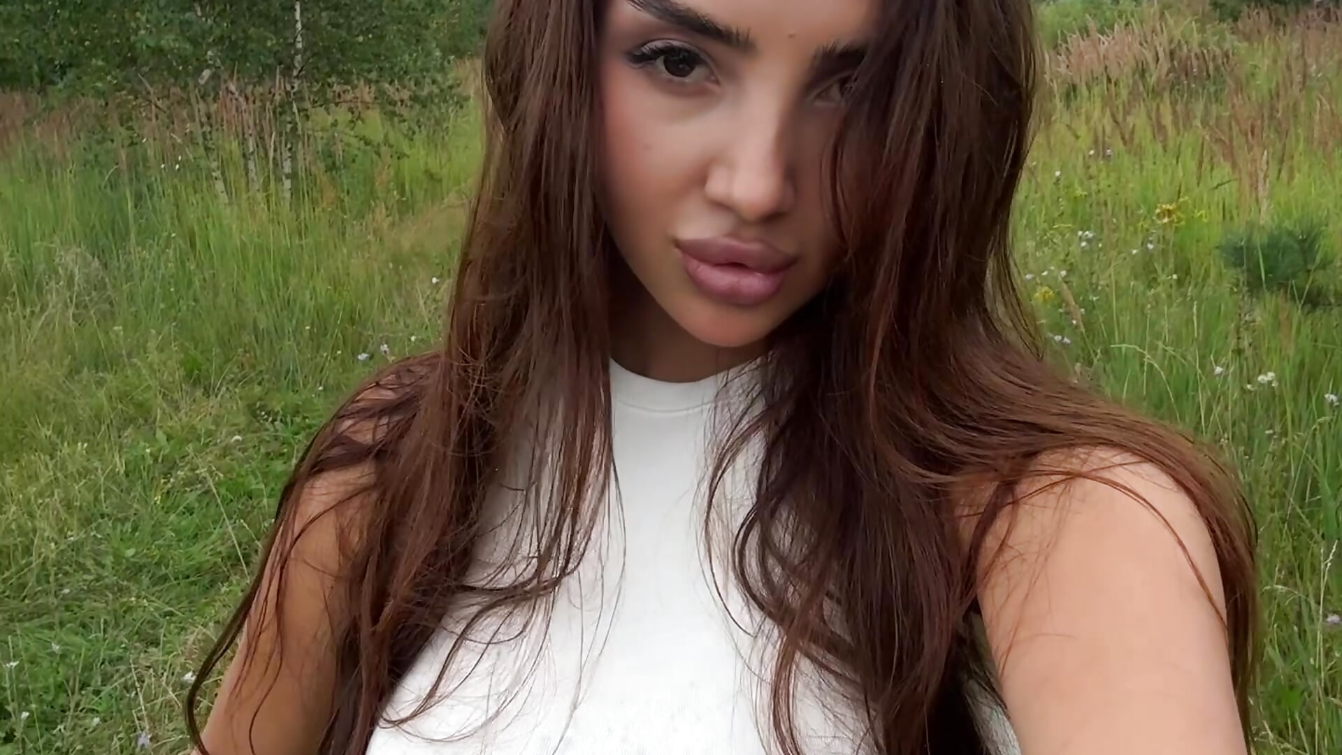 Walking around without a bra - βίντεο μοντέλου AlvinaMair