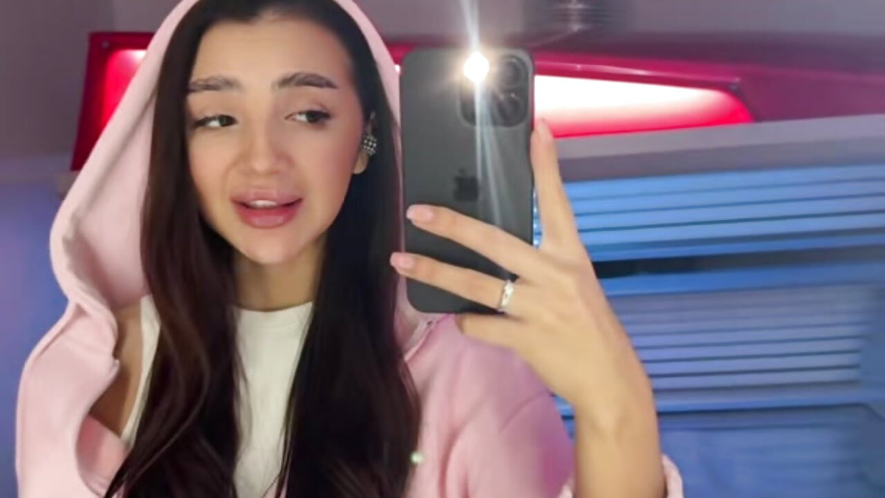 This is a very difficult language🤭 - video oleh model kamera AlvinaMair