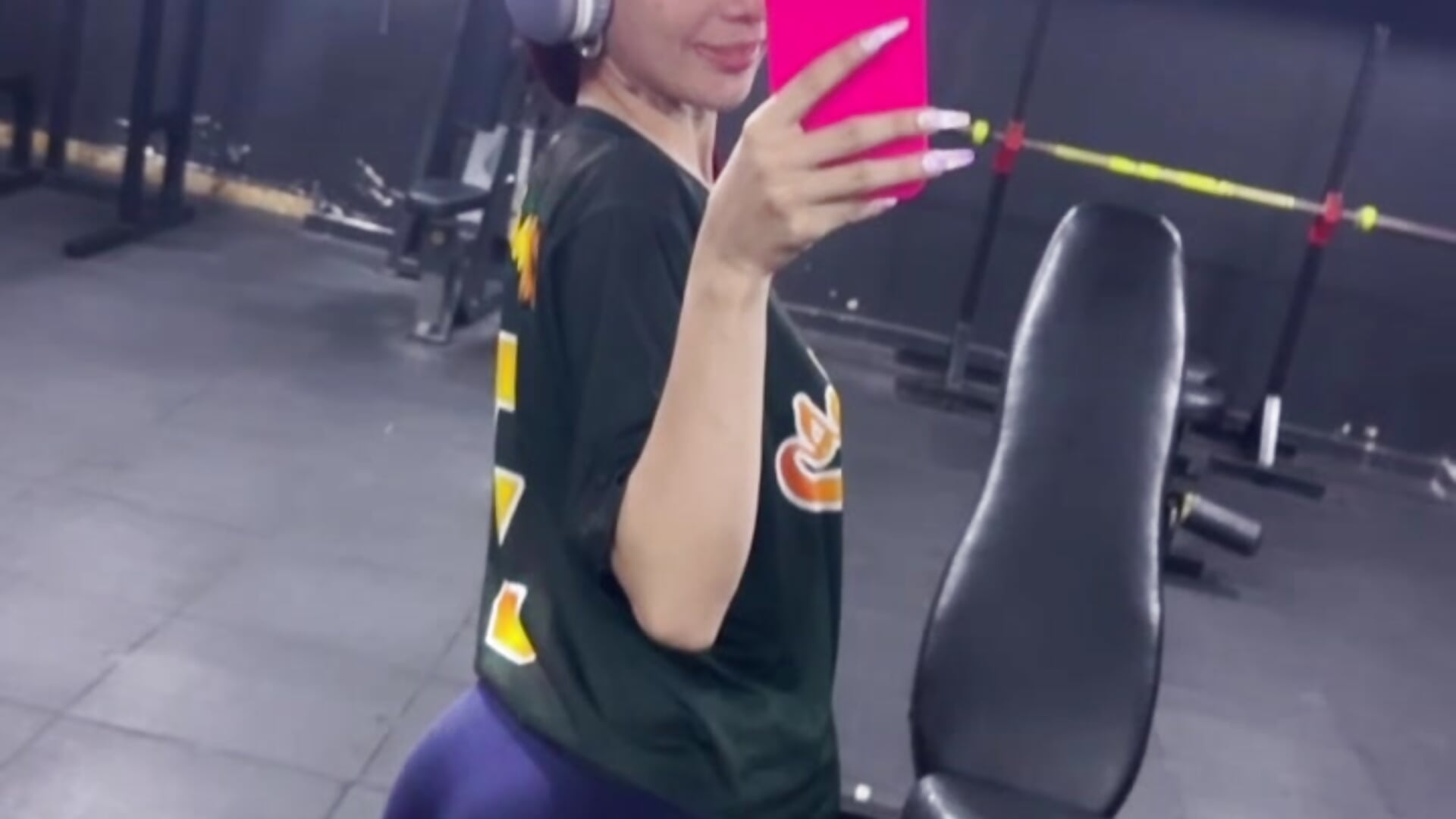 Horny at the gym - video by gisellove01 cam model