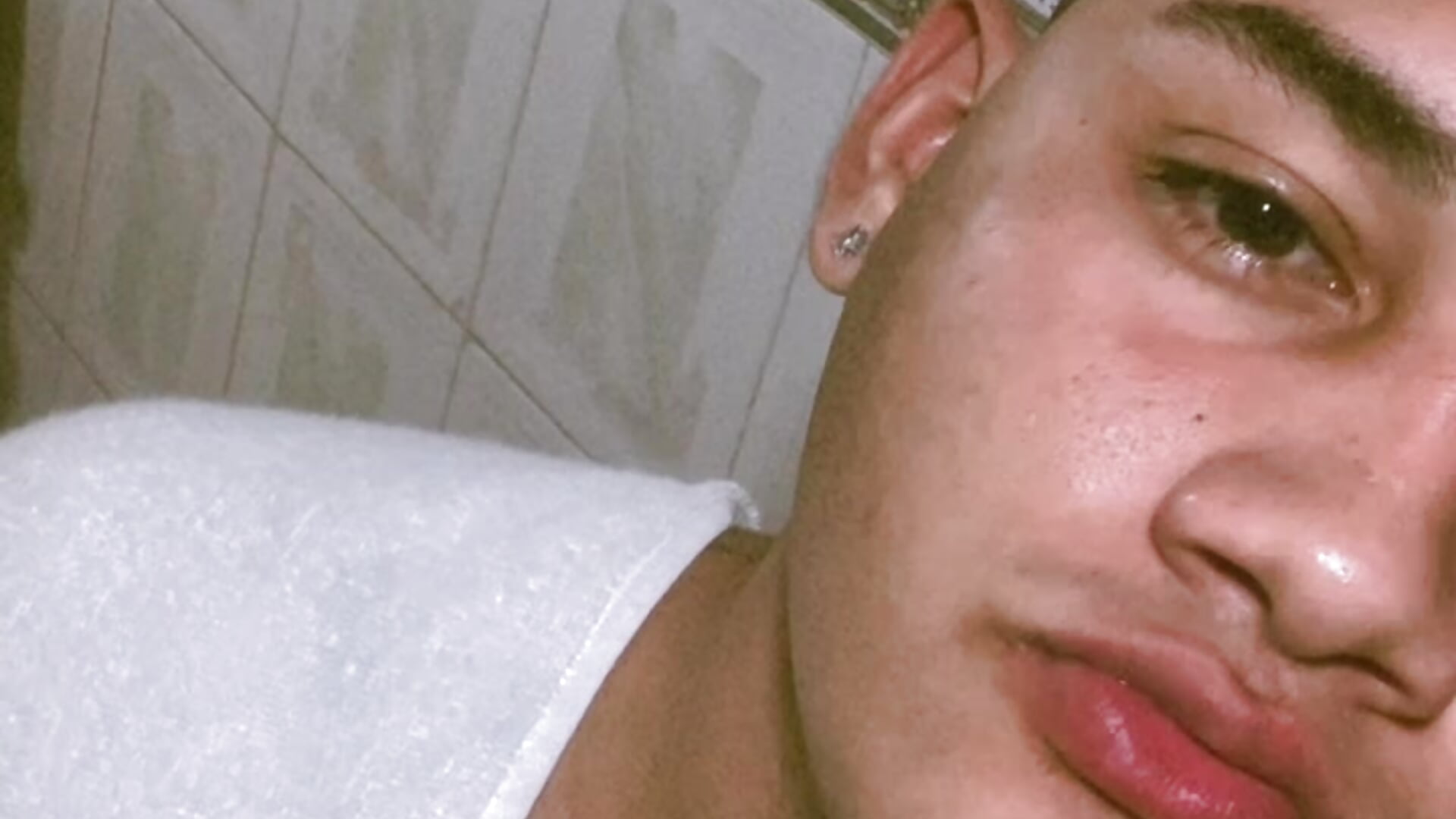 b016adfb36144a03a2b3be5b731c5ae4 – video modela na kameri boyhot07