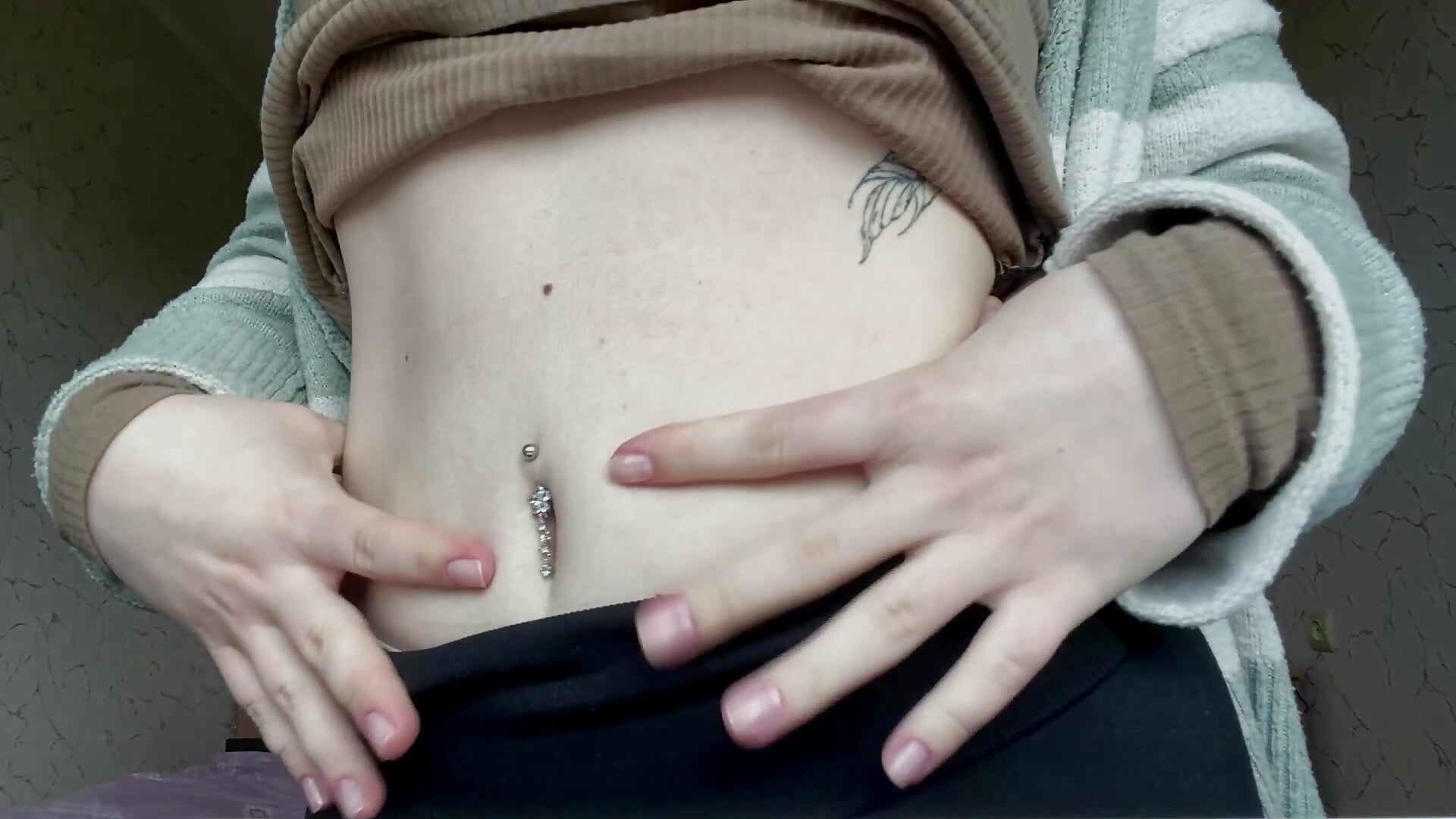 My belly and my piercing - vídeo de la modelo de cam SpringSummers