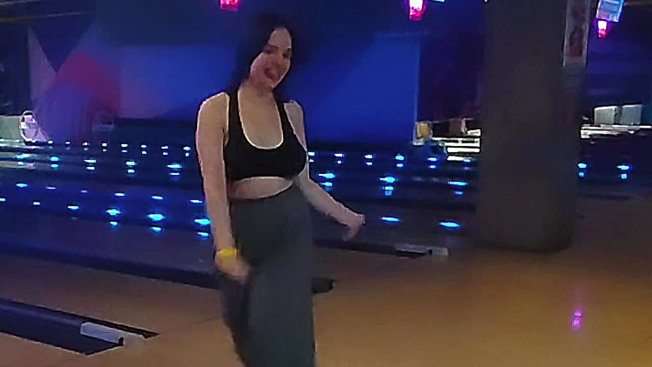 bowling🎳 - video oleh model kamera true_voice