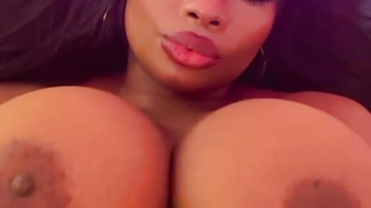 hola – video od webkamerové modelky hugeboobs-ebony
