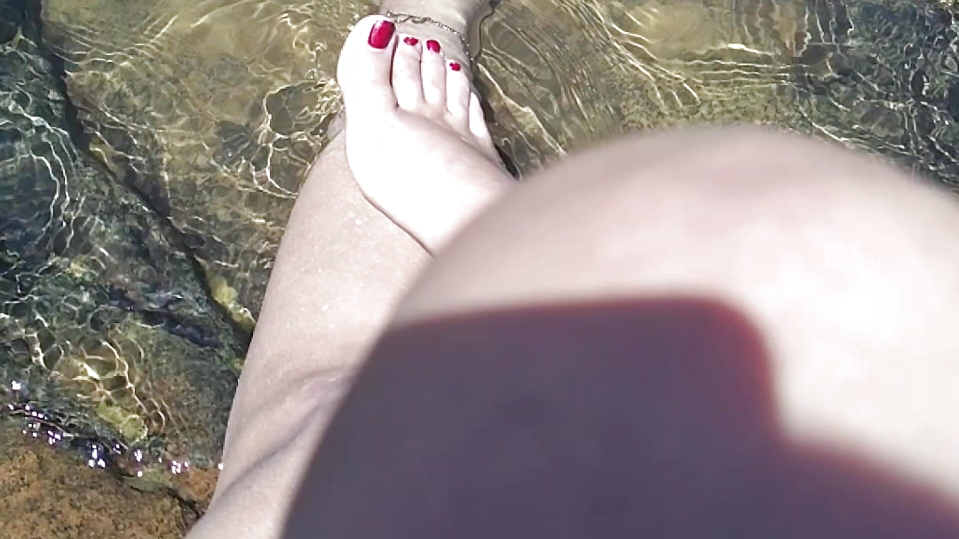 Piecitos en el agua 🫶🏻 - Vídeo de LinaFoox, modelo de vídeos