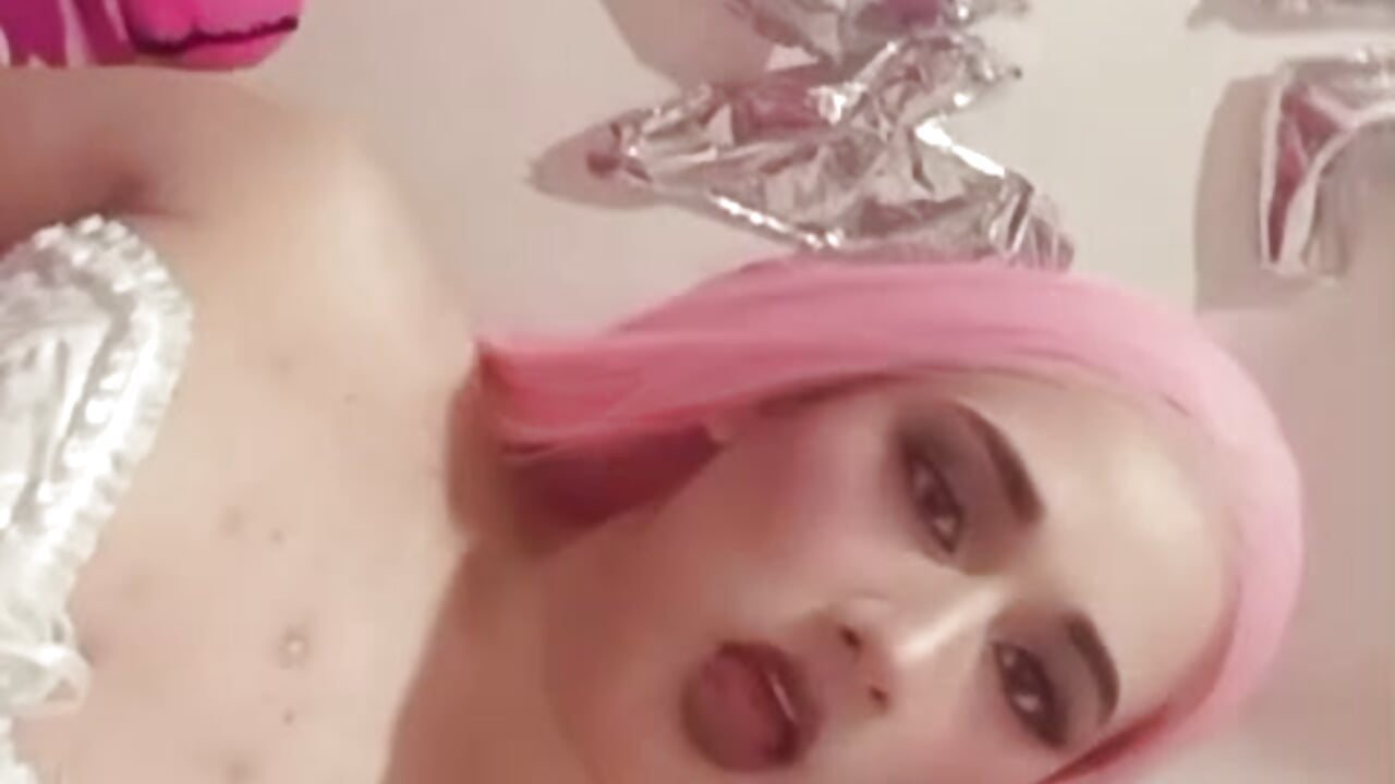 I LOOK CUTE IN PINK - video di MarhiamCristal modella di cam