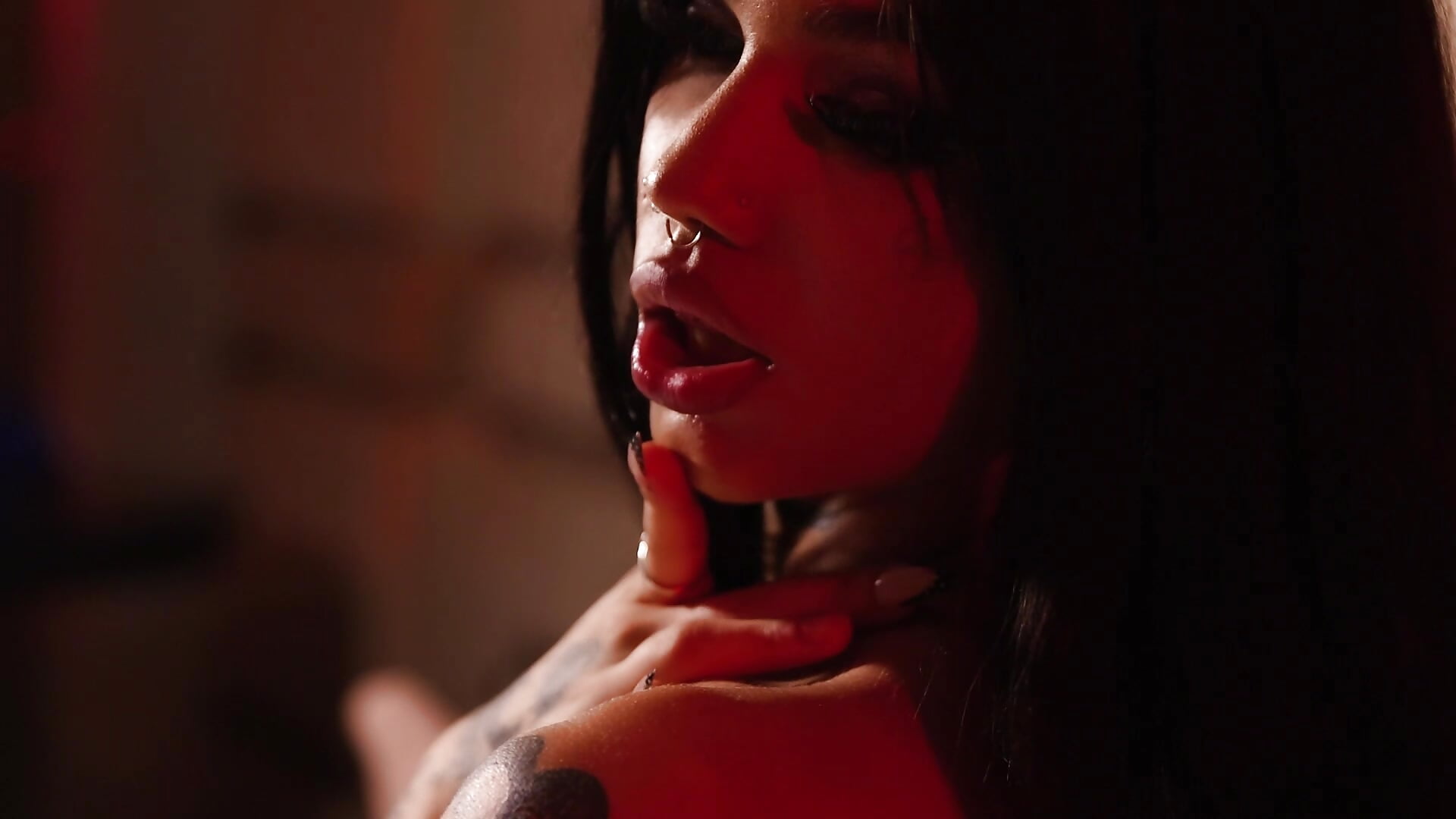 Don’t Blink, I’m Trouble - video by YasminnStorm cam model