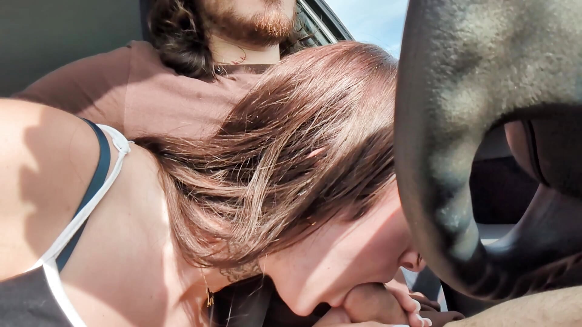Je le suce, j'avale tout en voiture, on s'est fait choper !