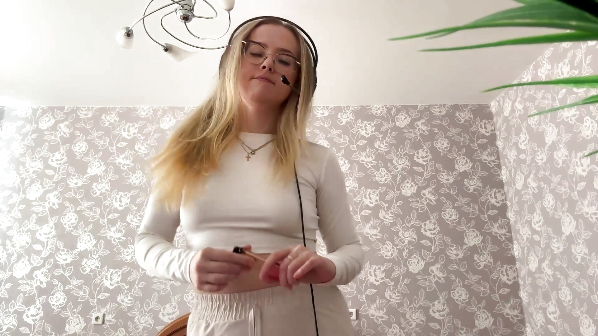 I really like to dance and smoke) - video by ElmiraGildea cam model