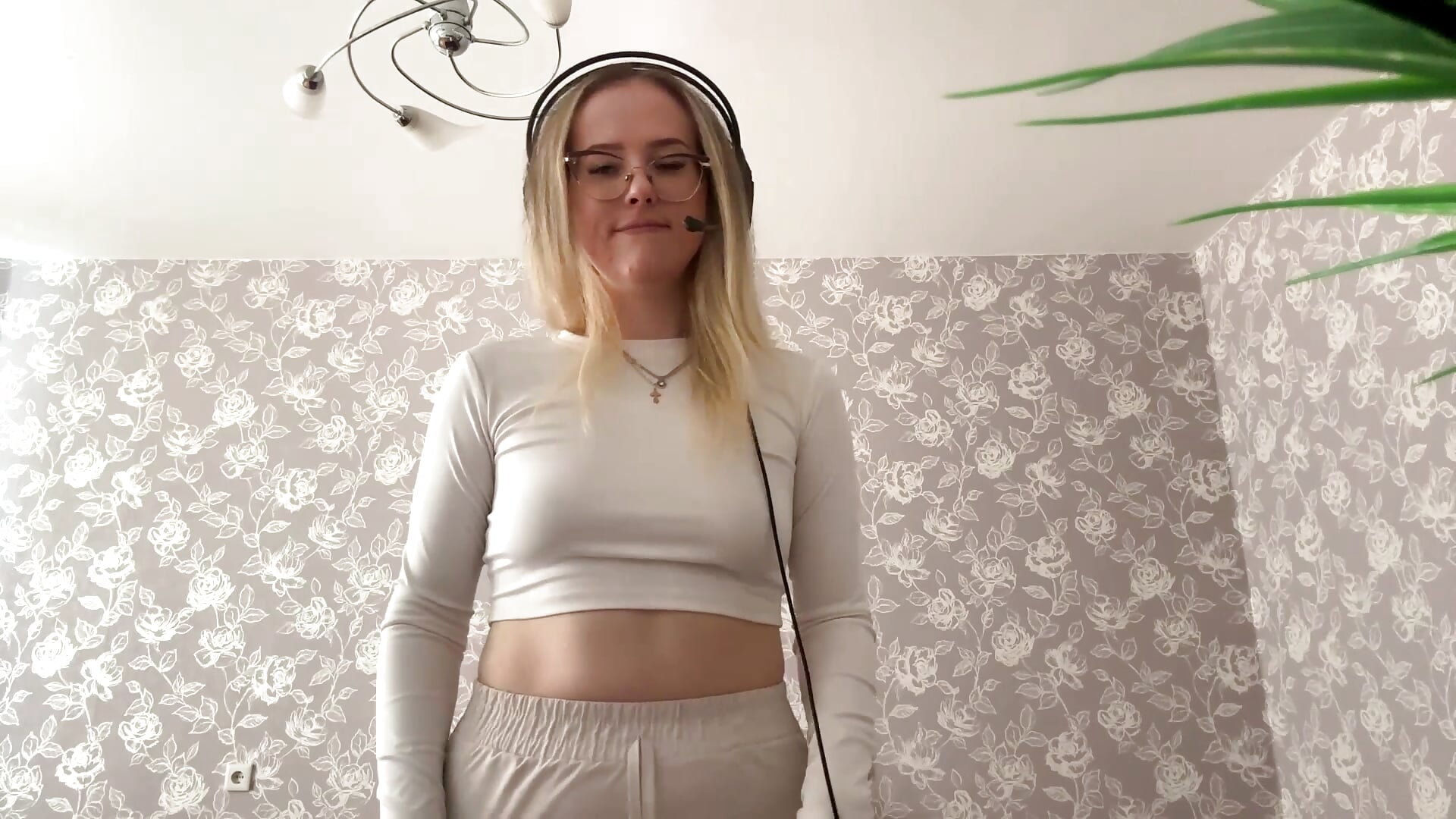 This air kiss will make your day) - video by ElmiraGildea cam model