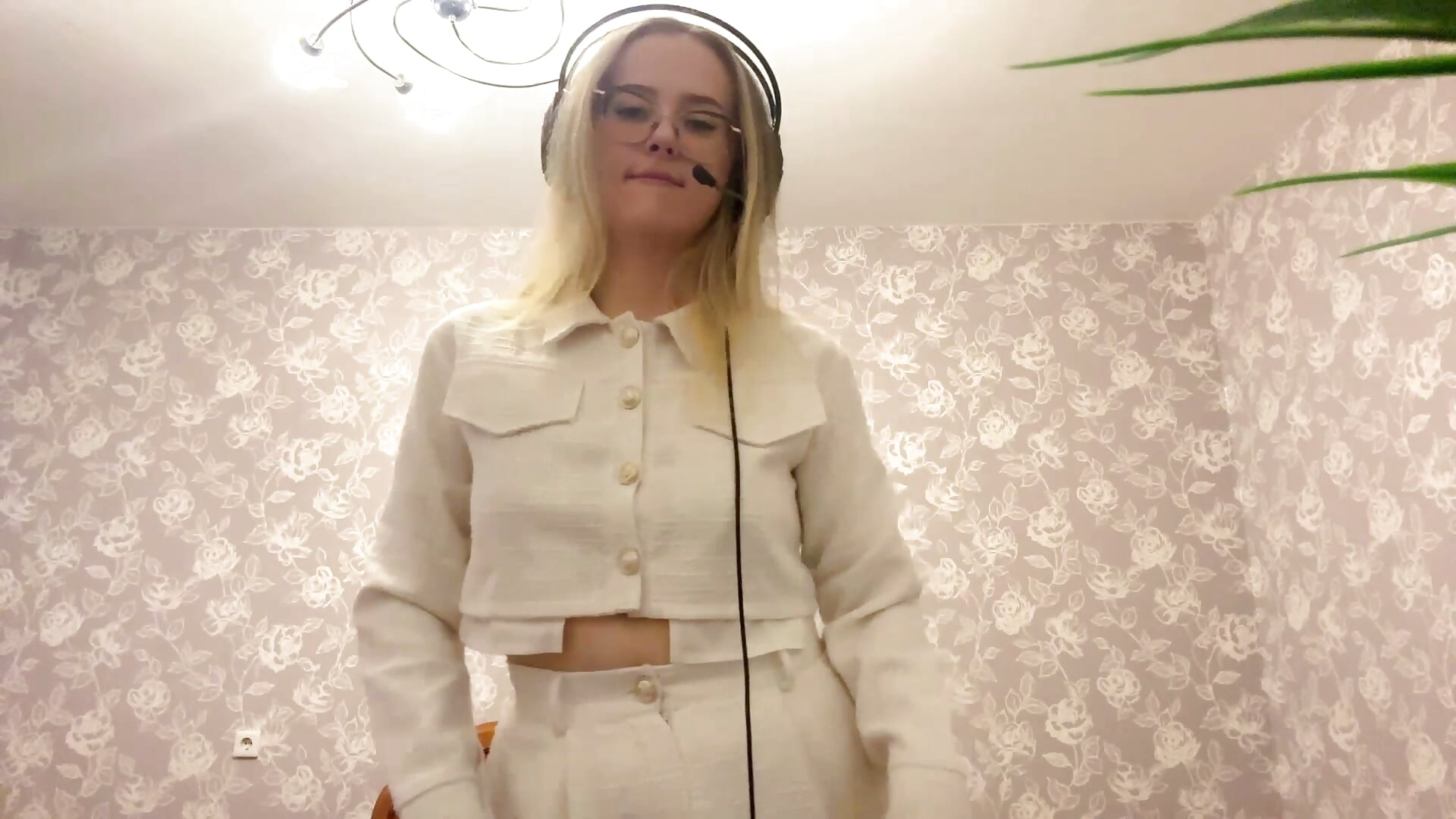 I love to dance and wriggle) - video by ElmiraGildea cam model