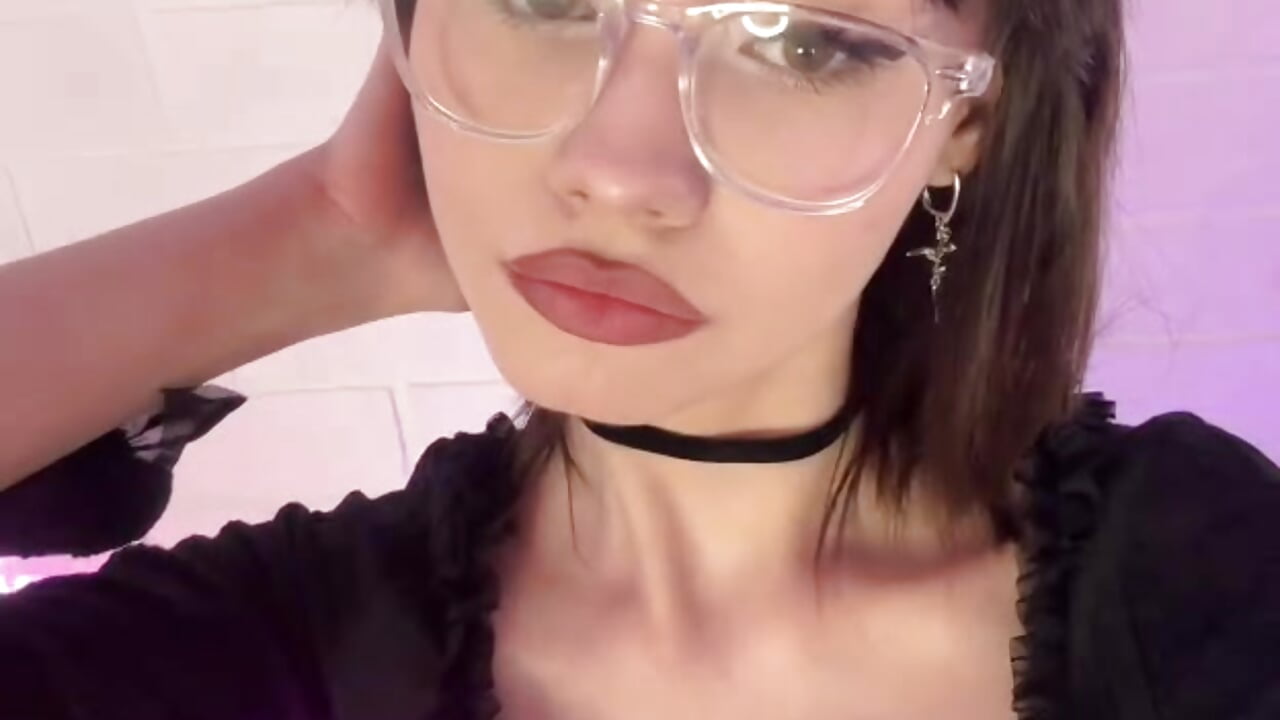 piercing – video od webkamerové modelky LilySparkls