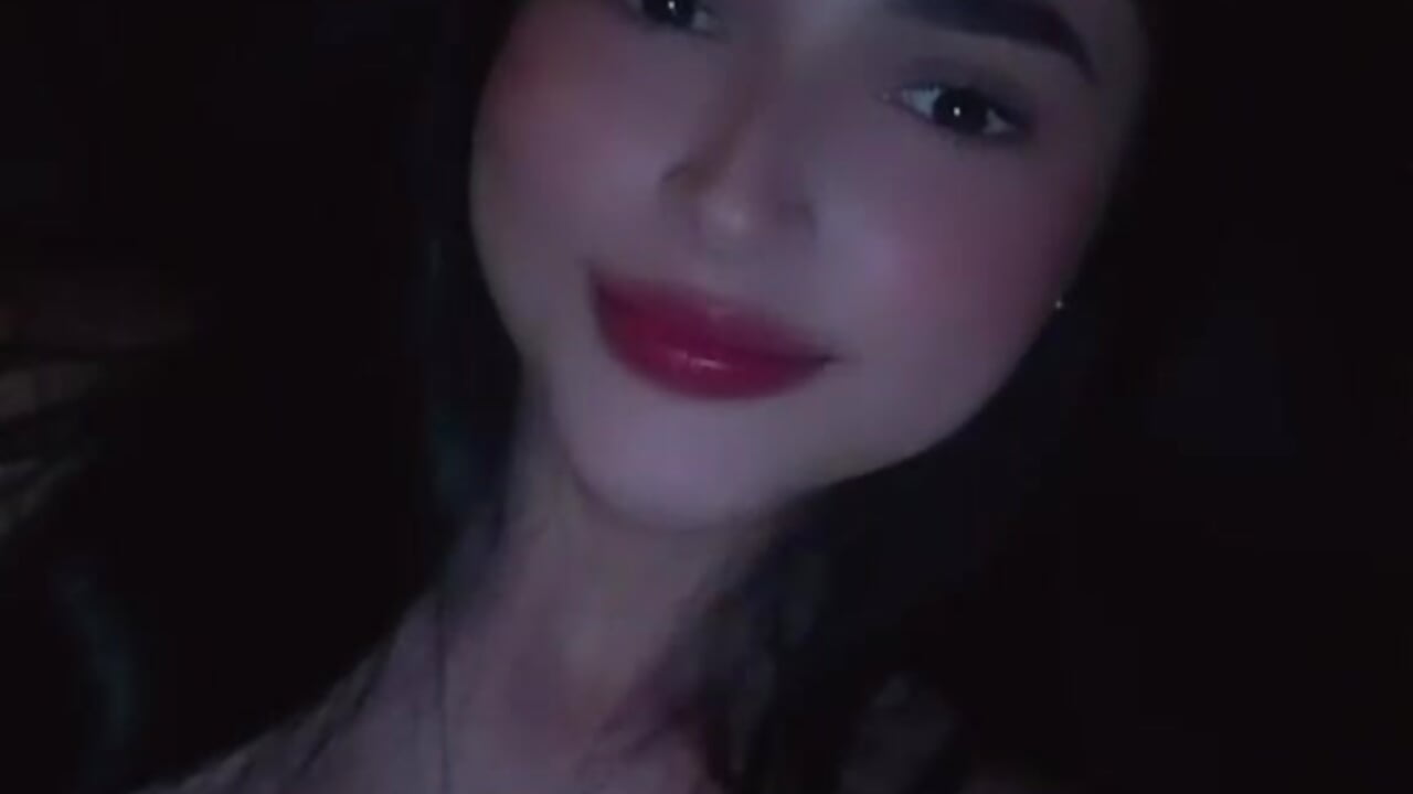 :* - วิดีโอโดย esmeralda_le โมเดลแคม