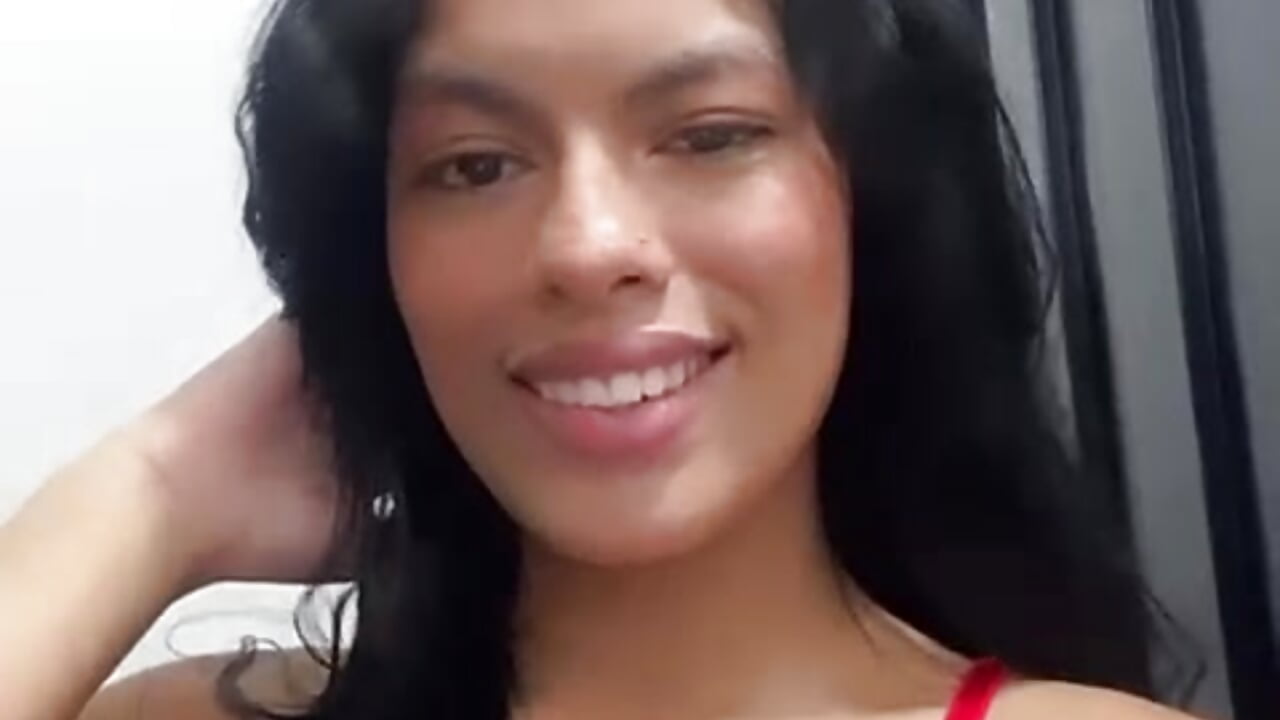 How does the color red look on me?🔥💋 - Vídeo de cathaleja_20_, modelo de vídeos