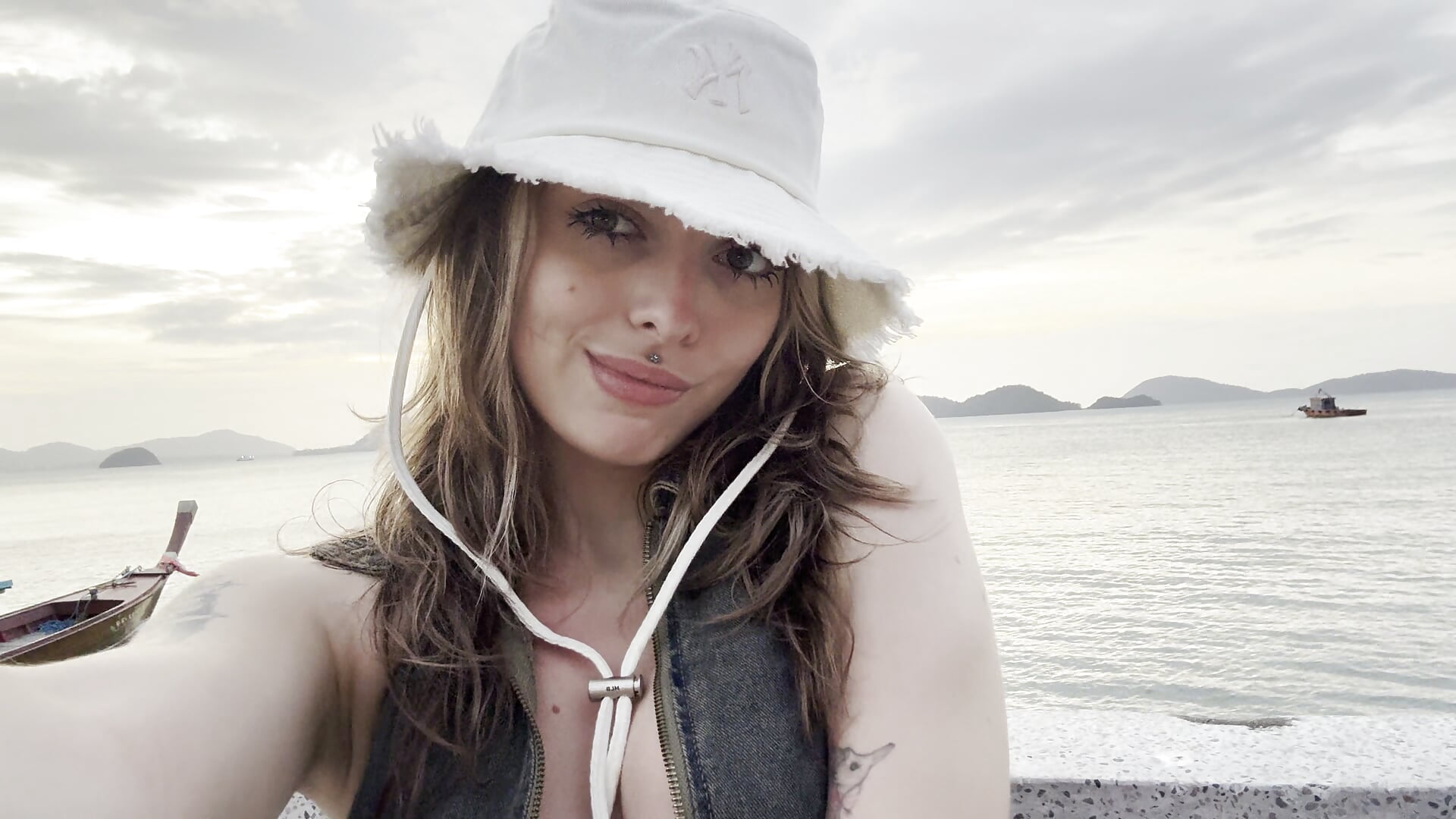 Ocean Eyes🌊 - video by LoraDollie cam model