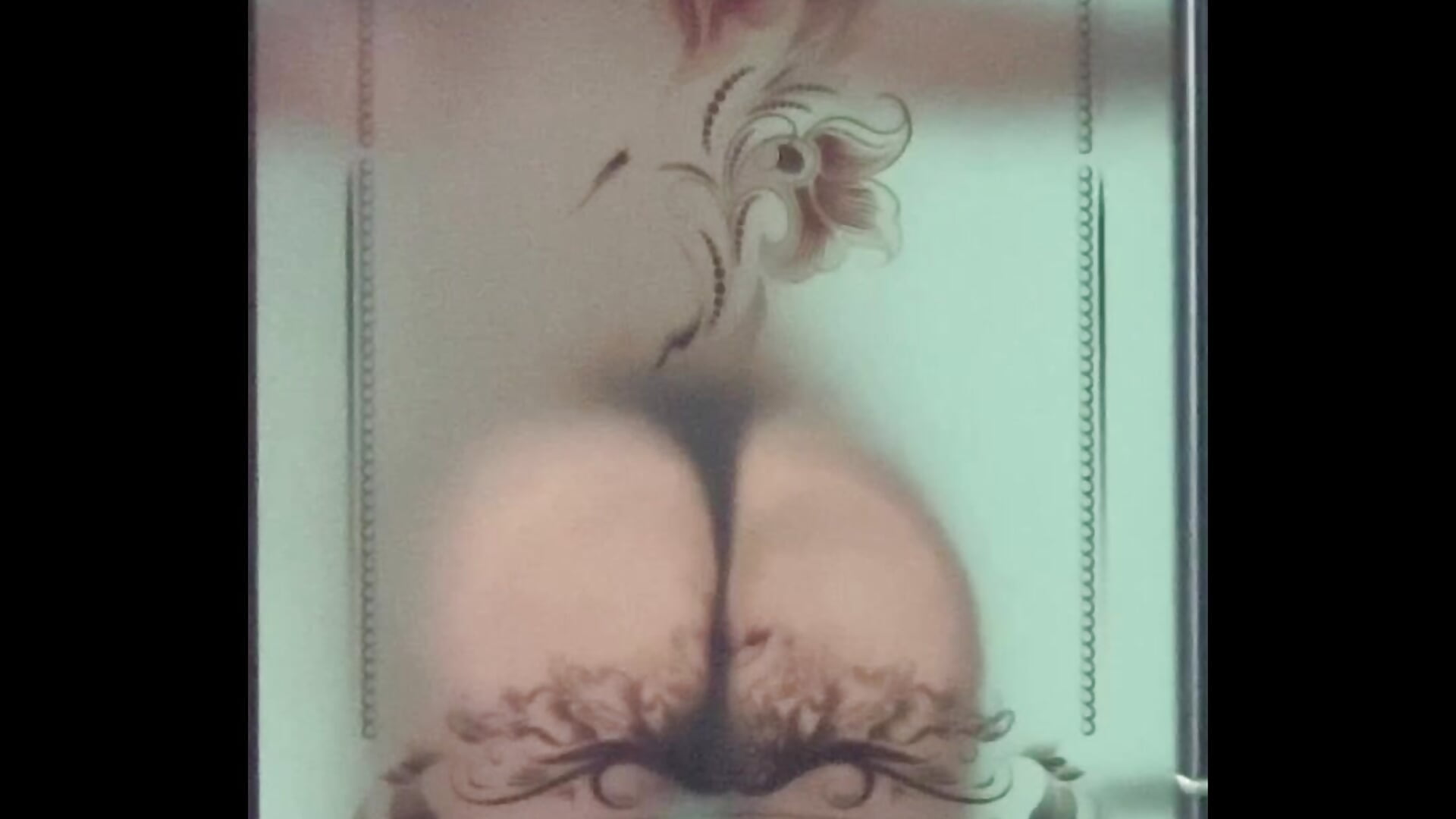 playing with glass buns – видео вебкам-модели LeonaFox