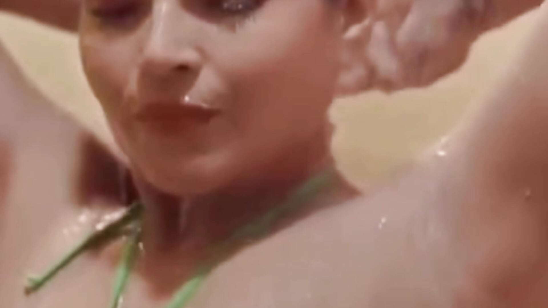 Hot - فيديو من Aliyaa_bhat موديل الكام