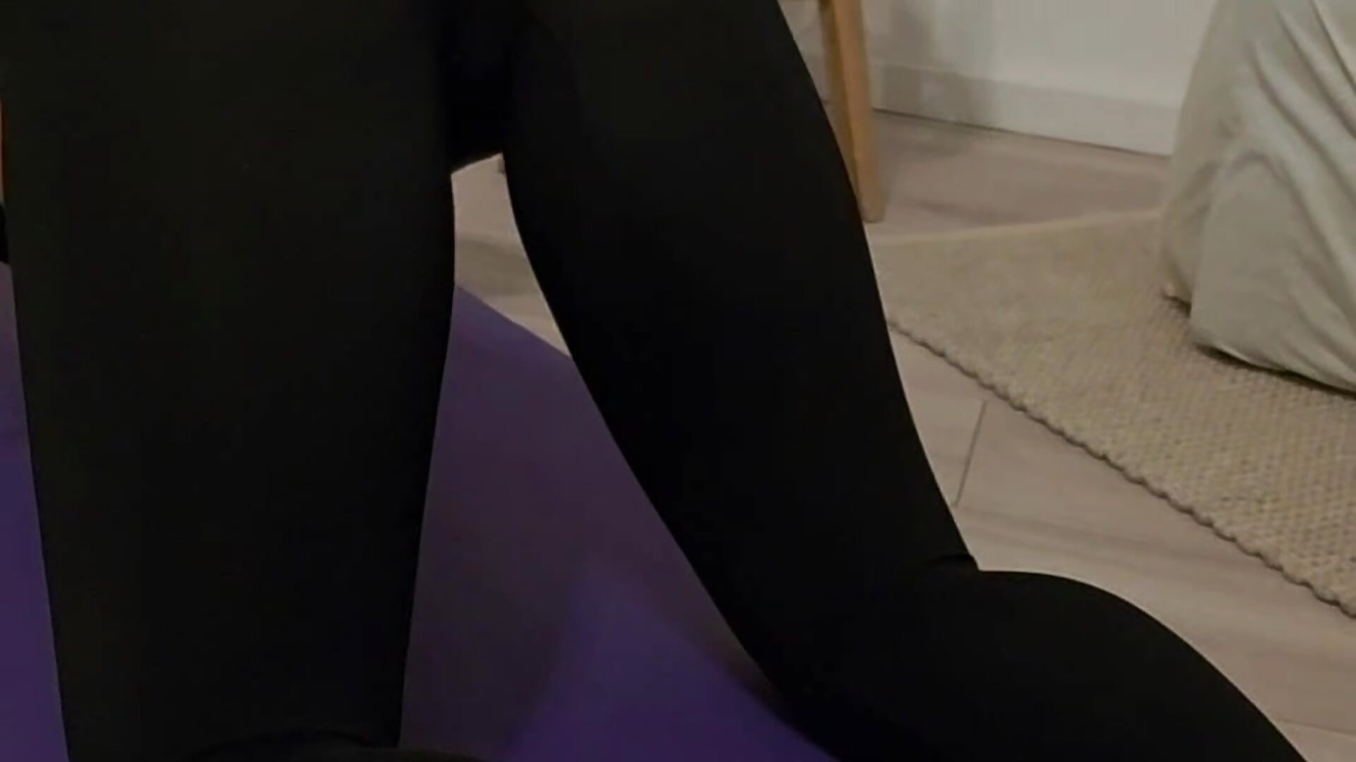 Nach dem Gym heißt es ordentlich dehnen…und er hatte eine AI Brille 😶‍🌫️🥵 - วิดีโอโดย cocoj_ โมเดลแคม