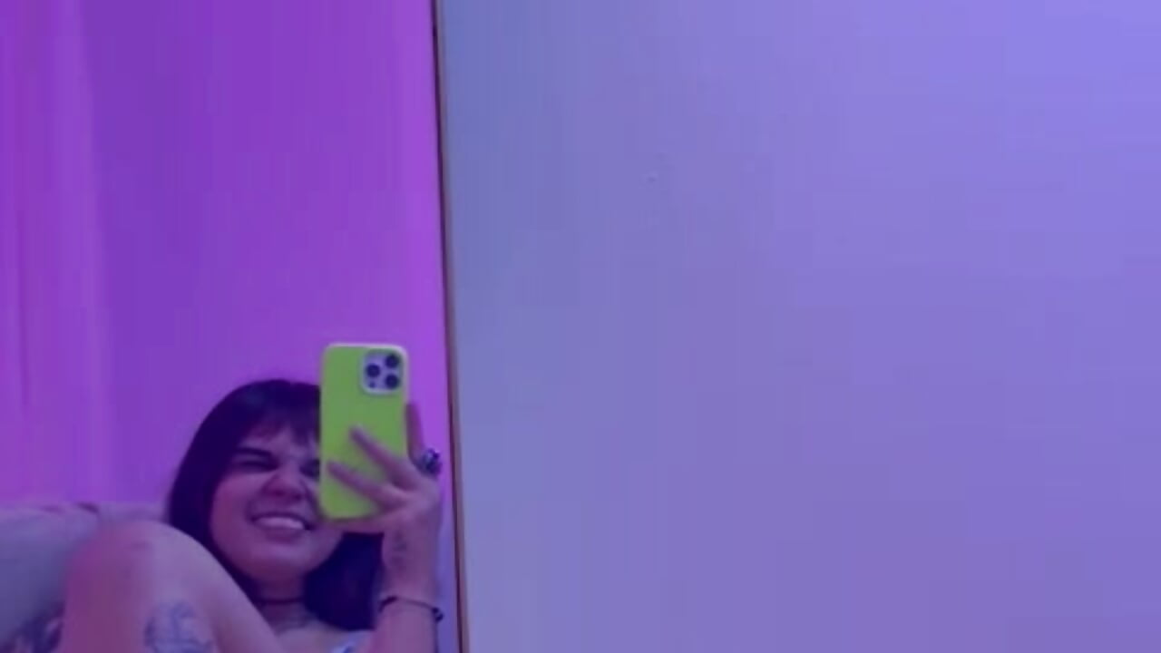 I love listening to music🤩 - 視頻由 valkyria_x 主播提供