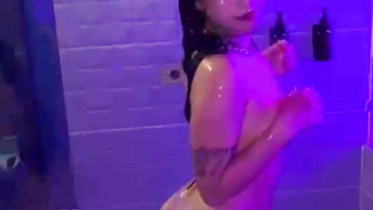 FOLLOW ME - video oleh daniigarzon kamera model