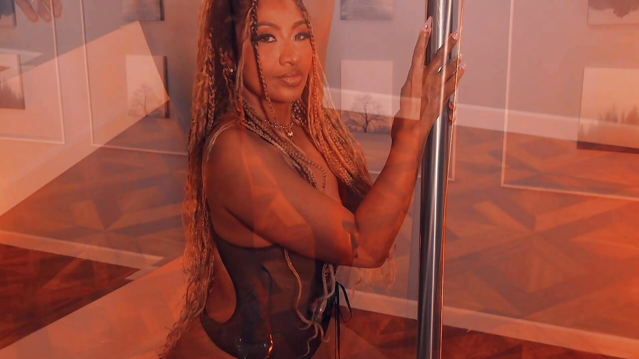 Big Ass Colombian MILF Pole Tease - Kiara_Parker_ 캠 모델의 동영상