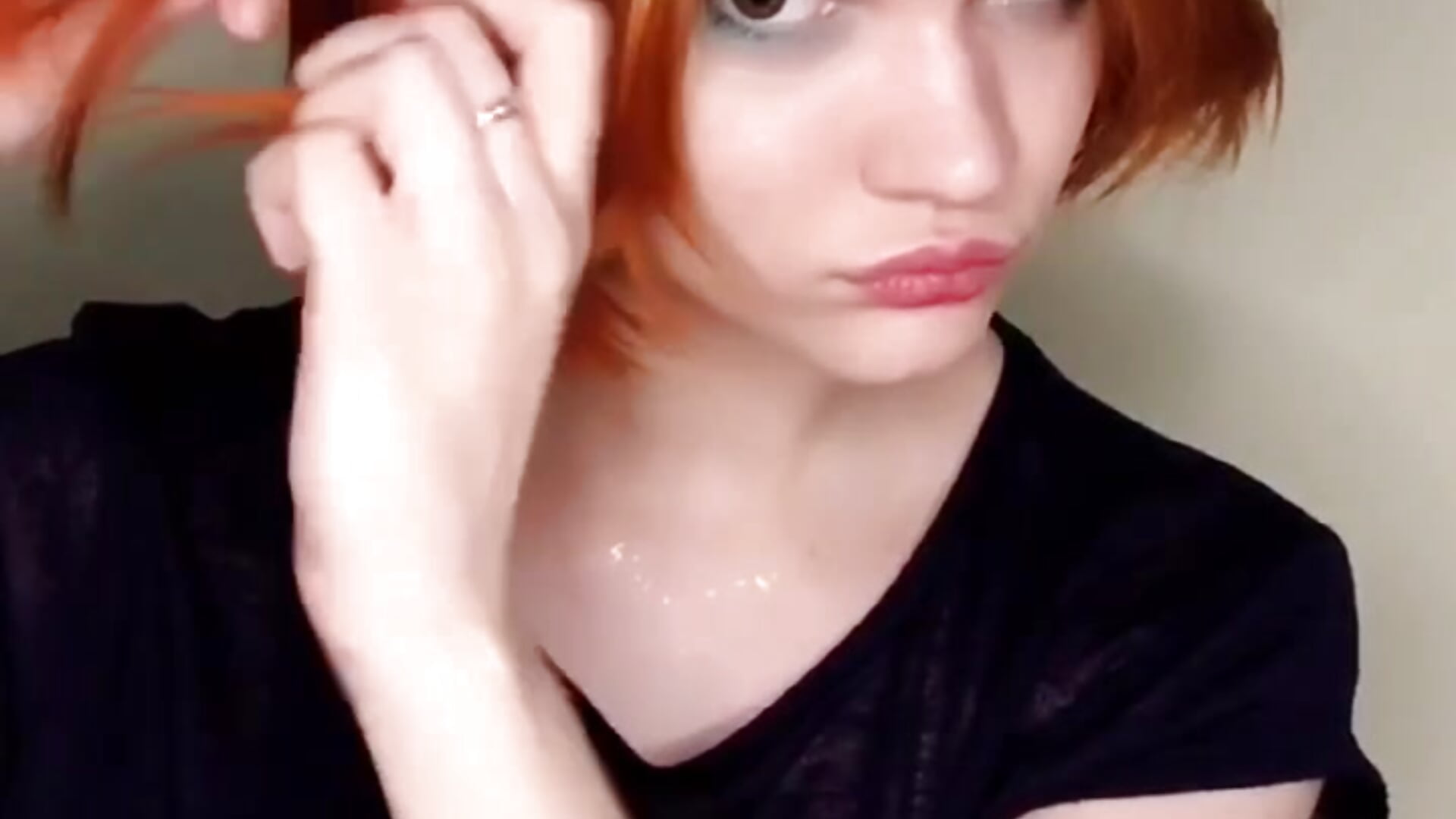 Braiding my hair and making my eyebrows - video av Annaroxann cam-modell