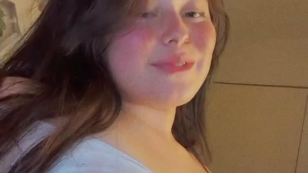 WhatsApp Video 2026-04-10 at 1,54,09 PM - video van cloe_kiss01 cam-model