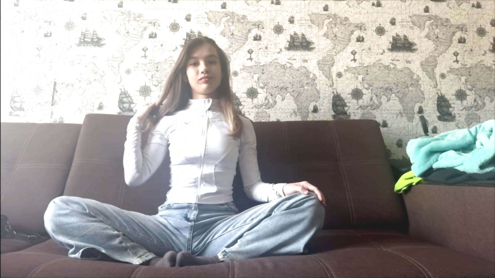 Fun on sofa - Vídeo de Julllesimons, modelo de vídeos