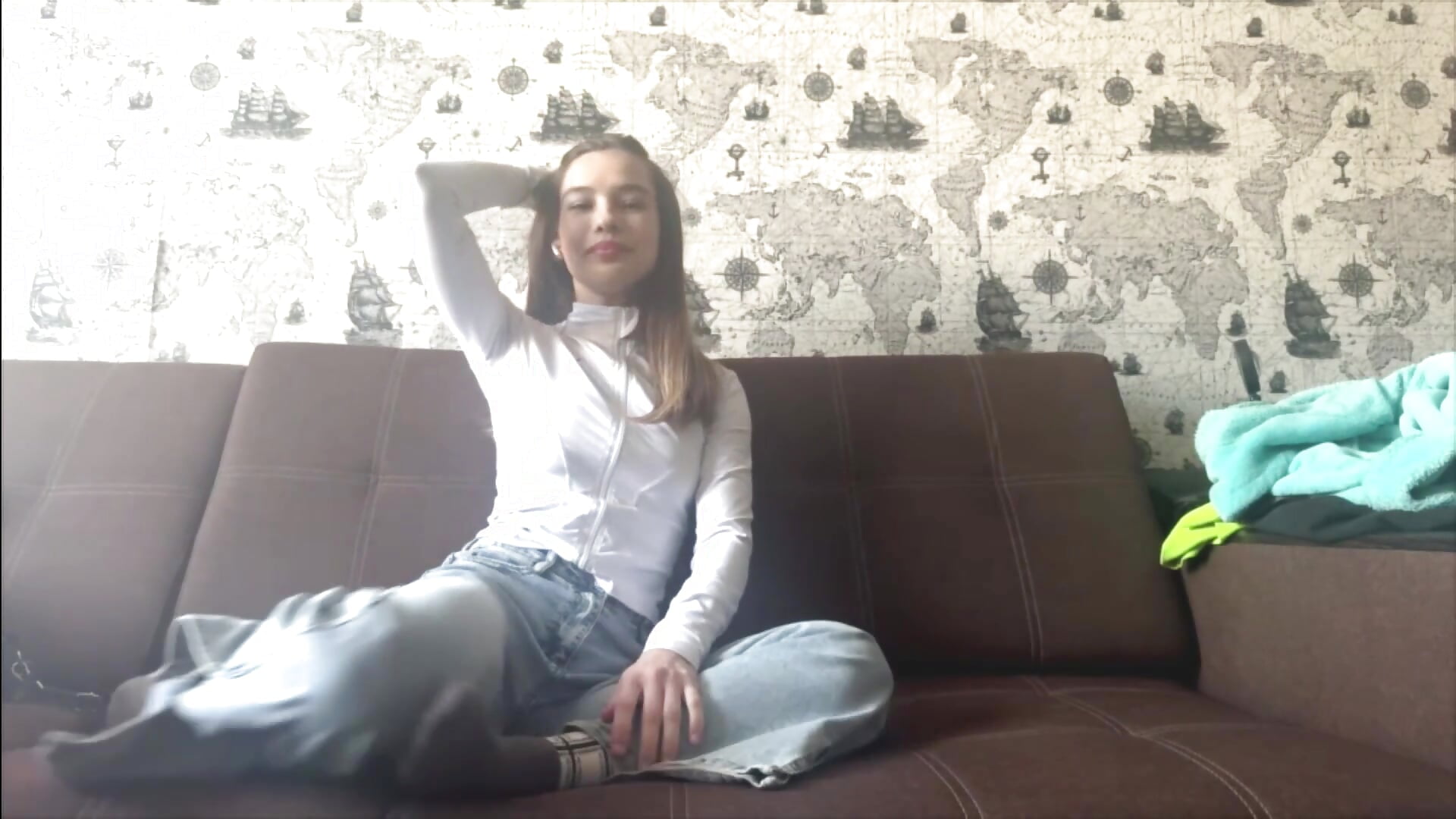 sitting with you on a crumpled sofa - Vídeo de Julllesimons, modelo de vídeos