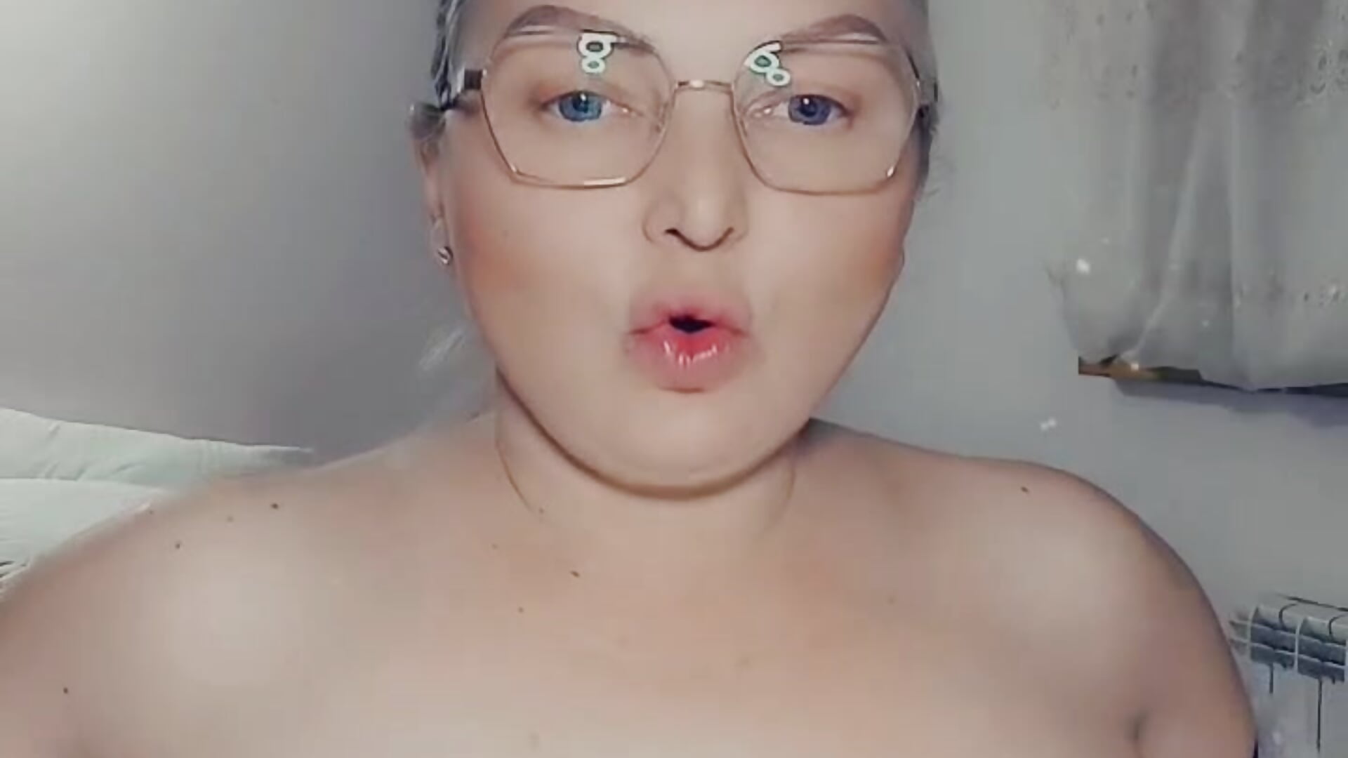 Breast, thumb sucking - Vídeo de White-Chocolatte, modelo de vídeos