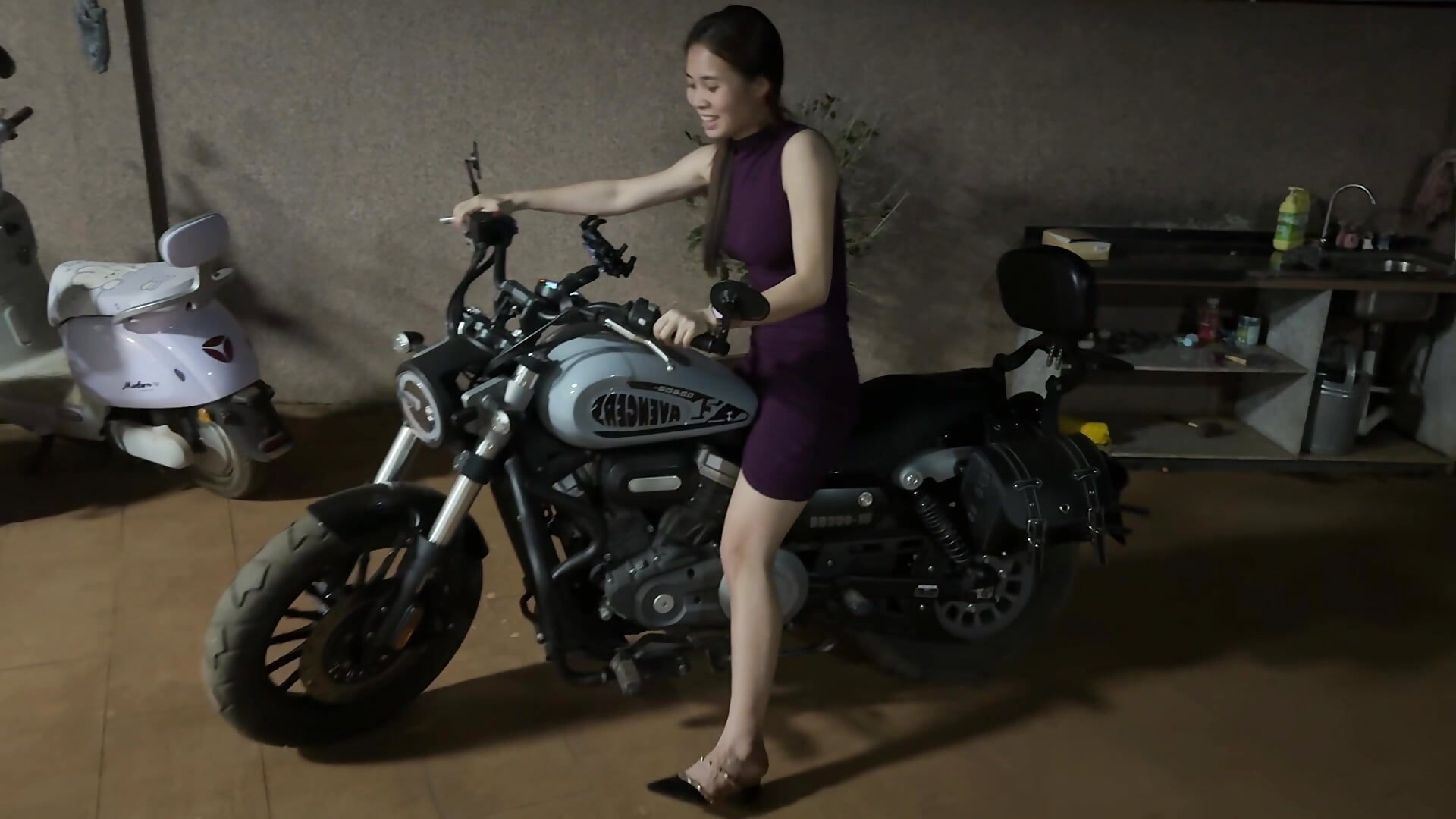 第一次学骑机车 - vídeo de la modelo de cam Mimiluv1234