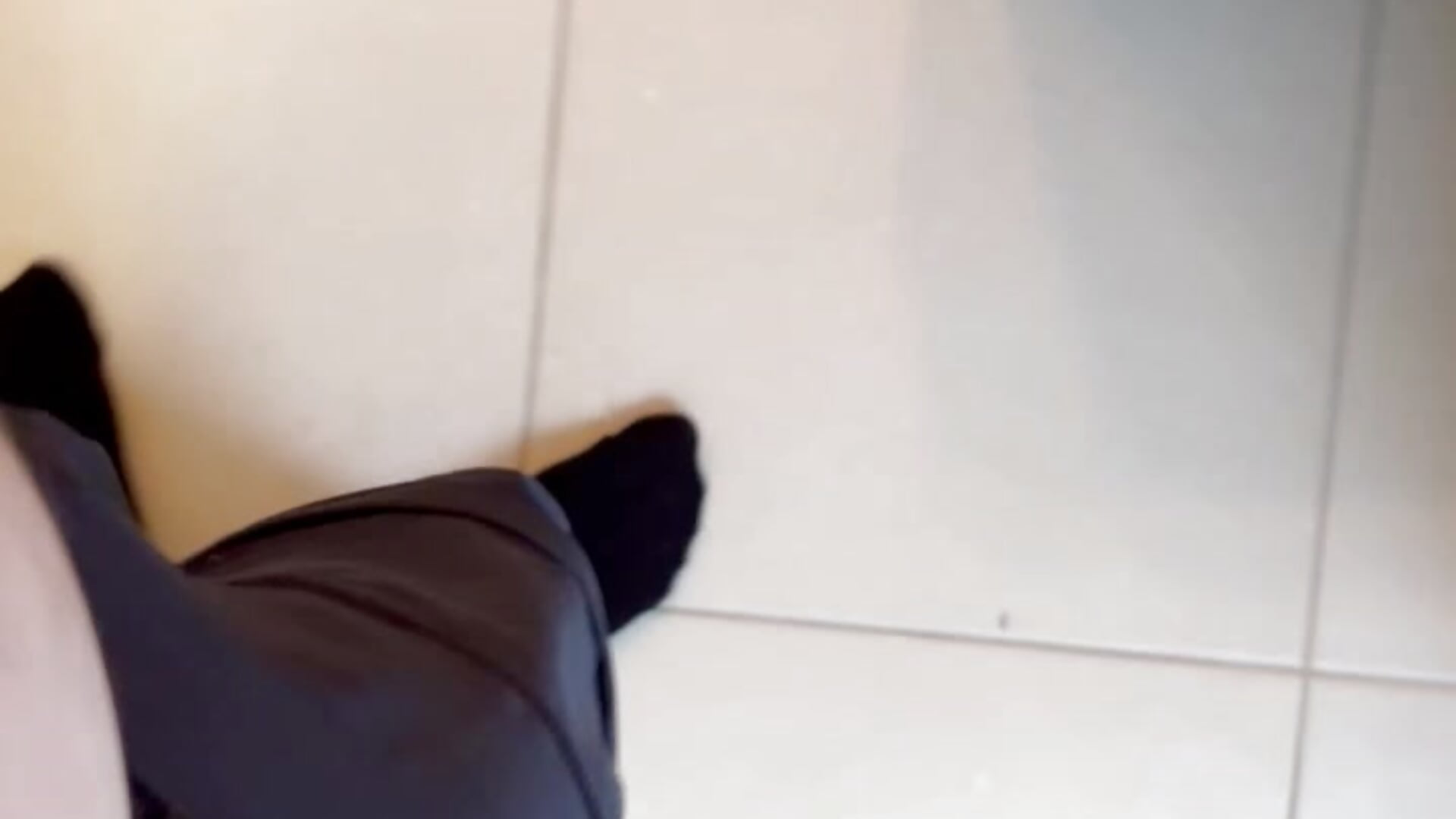 Déshabillage avant la douche torse pieds bite - clip cu Mecvierge model videochat