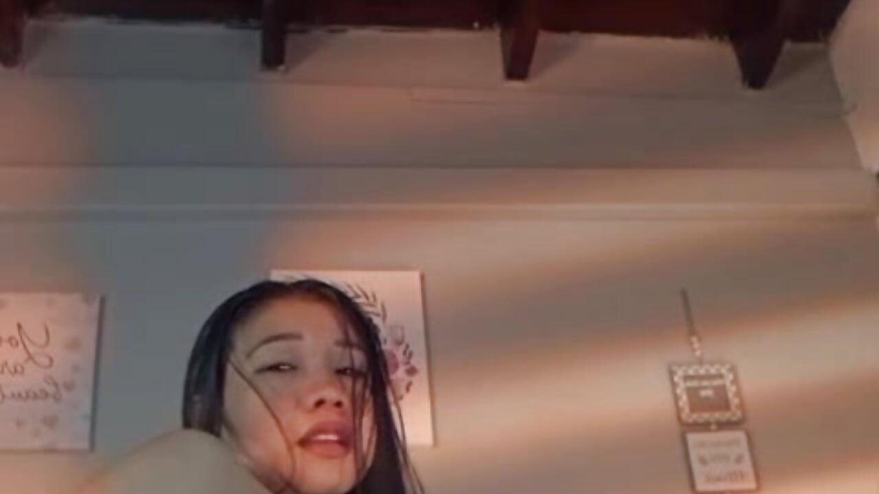 Imagining it's your delicious cock🍆🍑 - video by nymera_chaos cam model