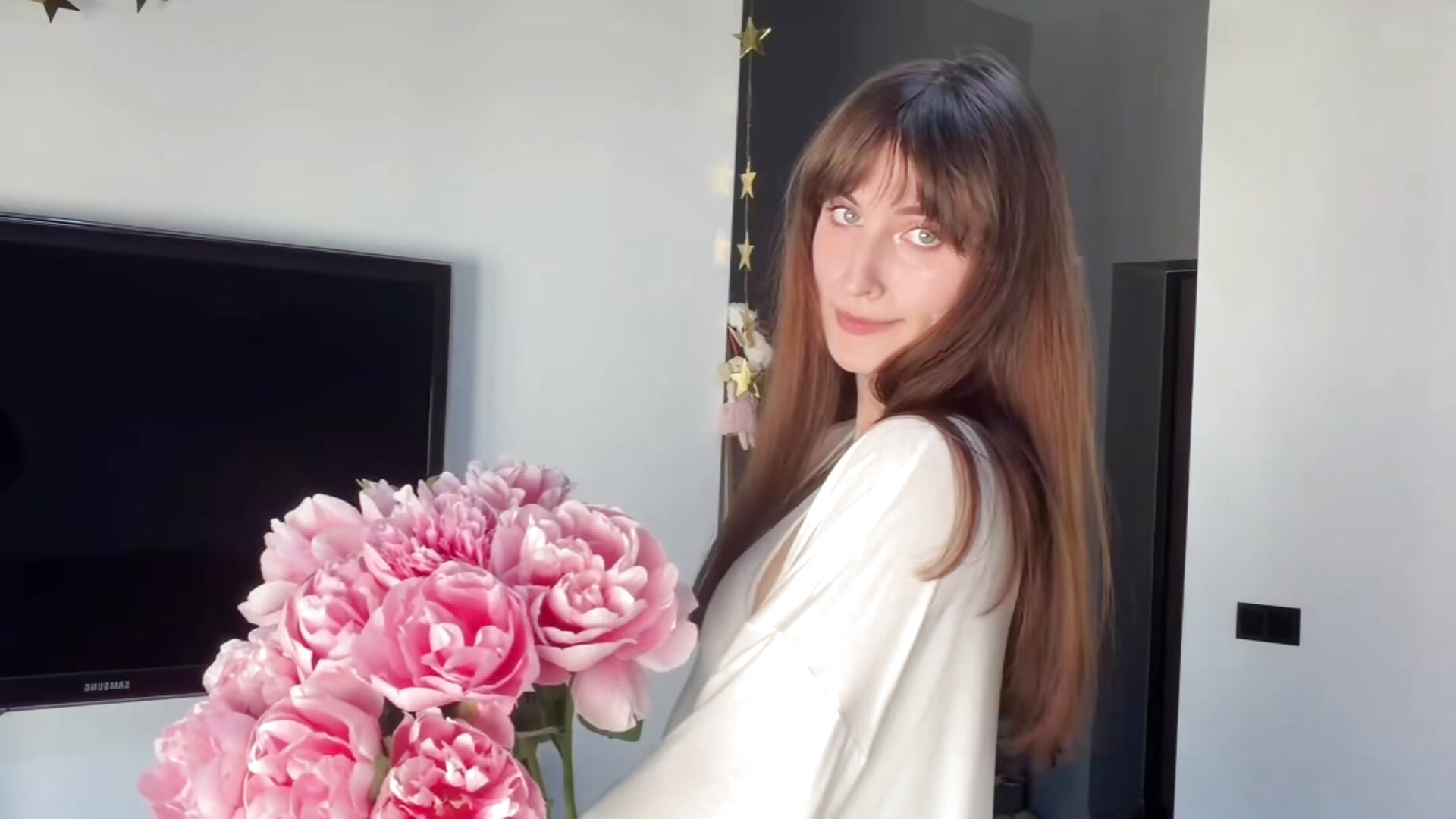 peonies – video modela na kameri yes2heaven